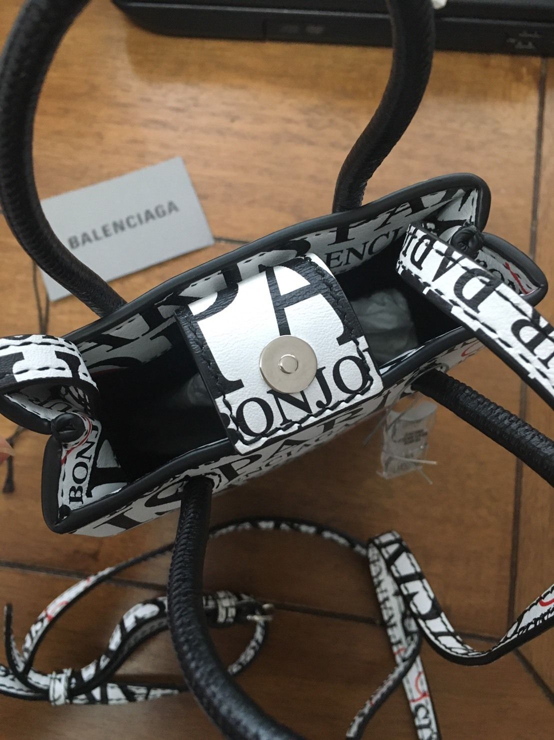 【BALENCIAGA】グラフィックがポイント☆ミニテレフォンバッグ BALENCIAGA】グラフィックがポイント☆ミニテレフォンバッグ