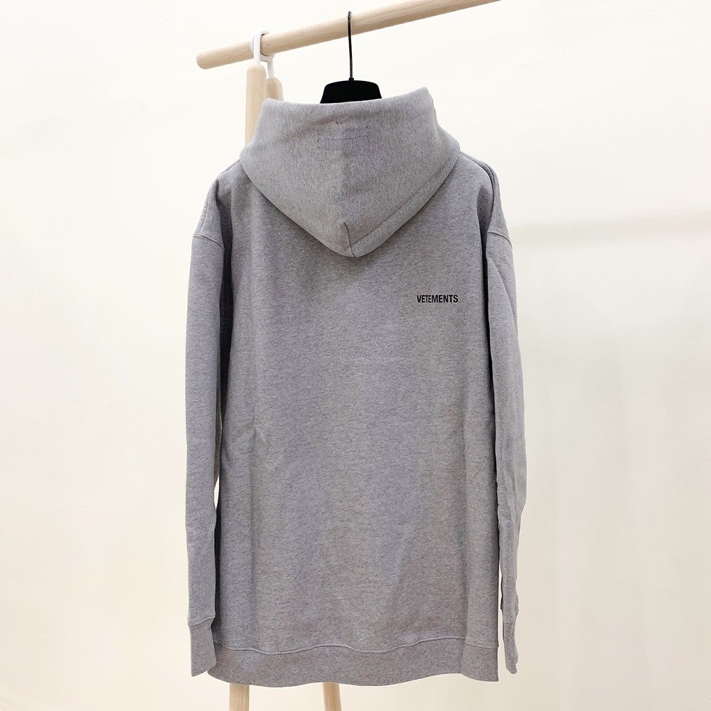 ◆VETEMENTS◆キャンペーンロゴパーカー VETEMENTS ロゴ パーカー | グレー | FARFETCH JP