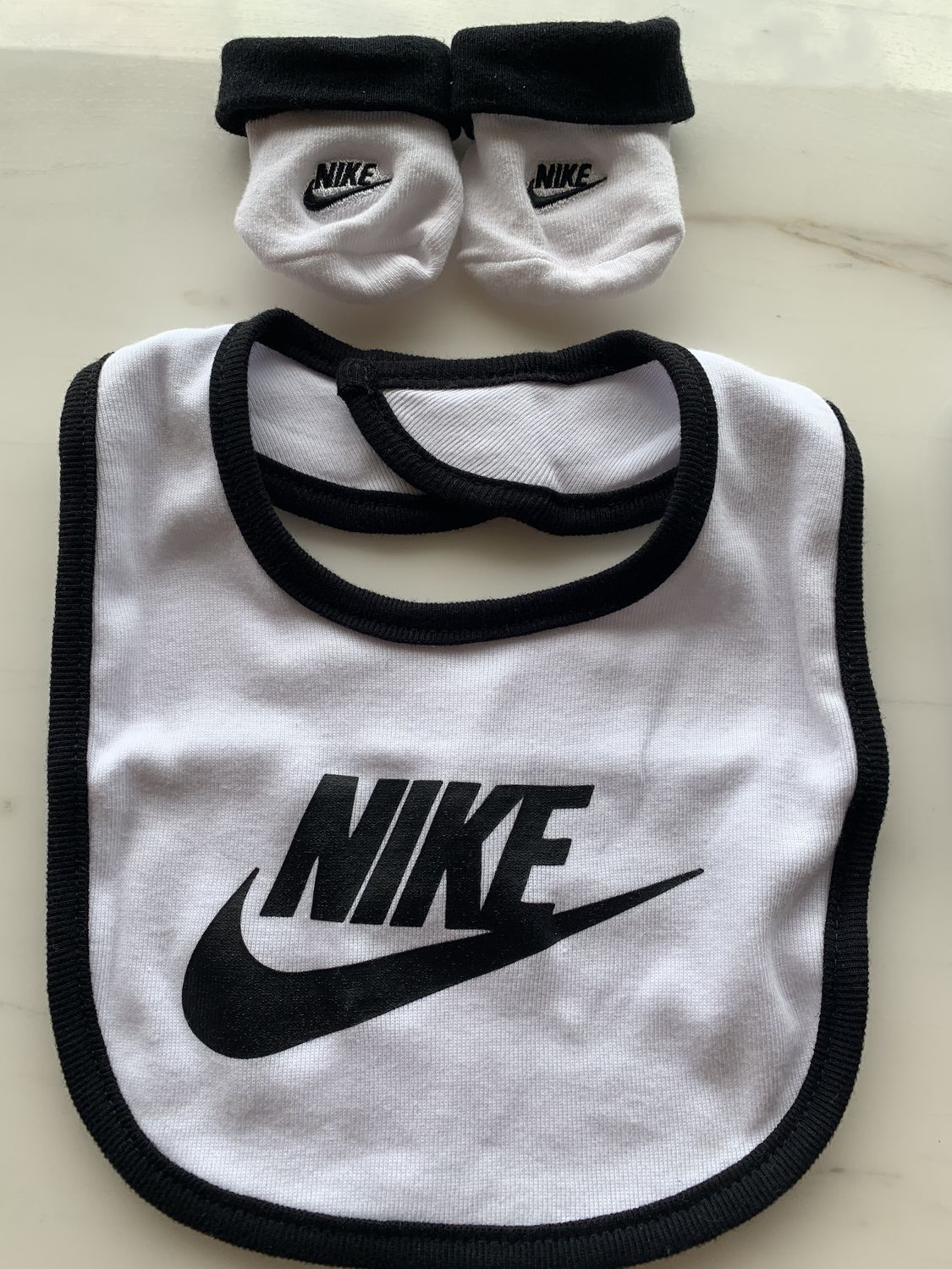Nike ナイキ ロゴ ベビー スタイ 靴下セット Nike よだれかけ スタイ ビブ Buyma