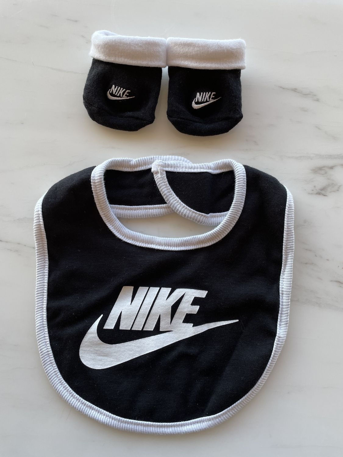Nike ナイキ ロゴ ベビー スタイ 靴下セット Nike よだれかけ スタイ ビブ Buyma
