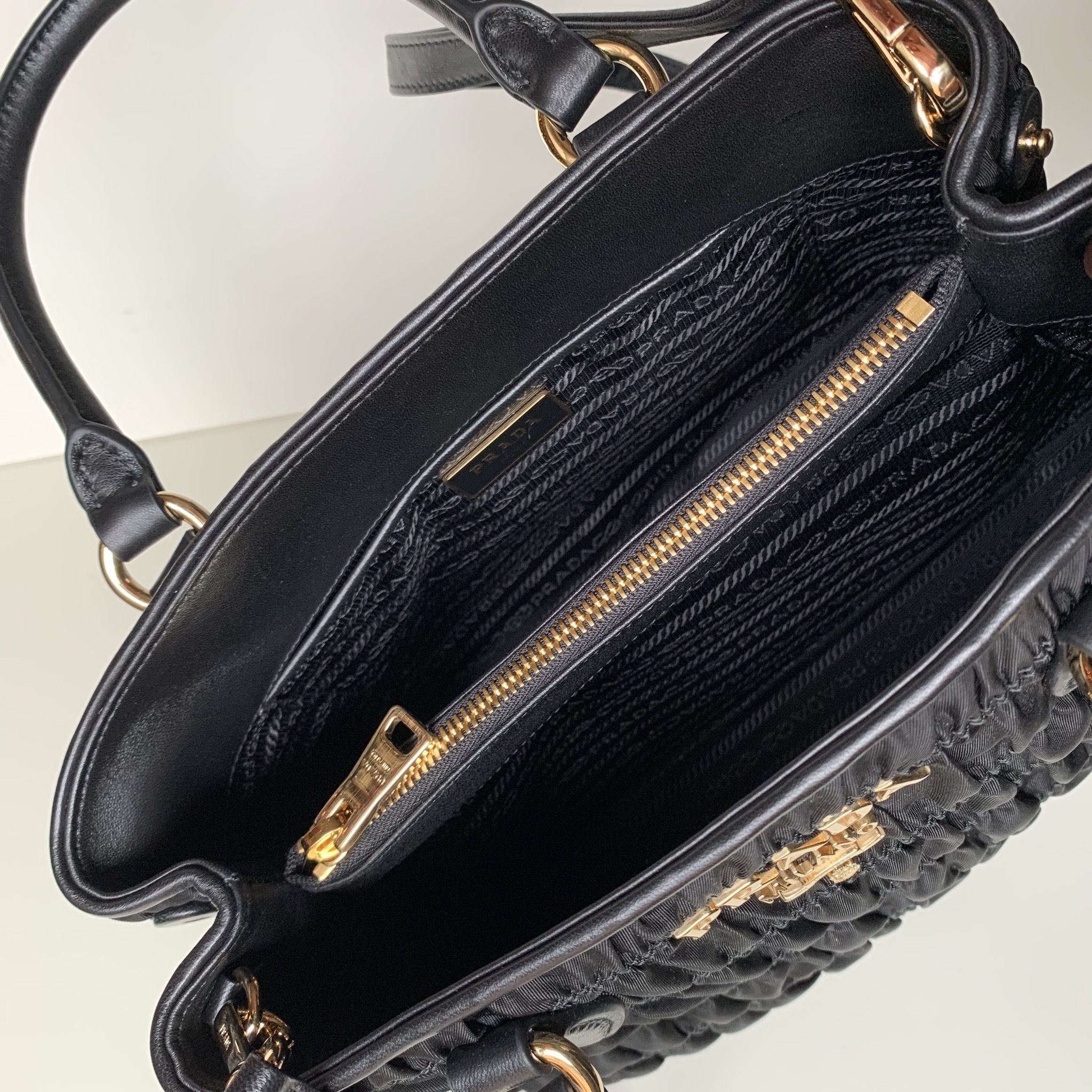 素敵♪♪使える☆《PRADA》ナイロン GAUFRE' 2WAYバッグ (黒) (PRADA 素敵♪♪使える☆《PRADA》ナイロン GAUFRE' 2WAYバッグ (黒) (PRADA