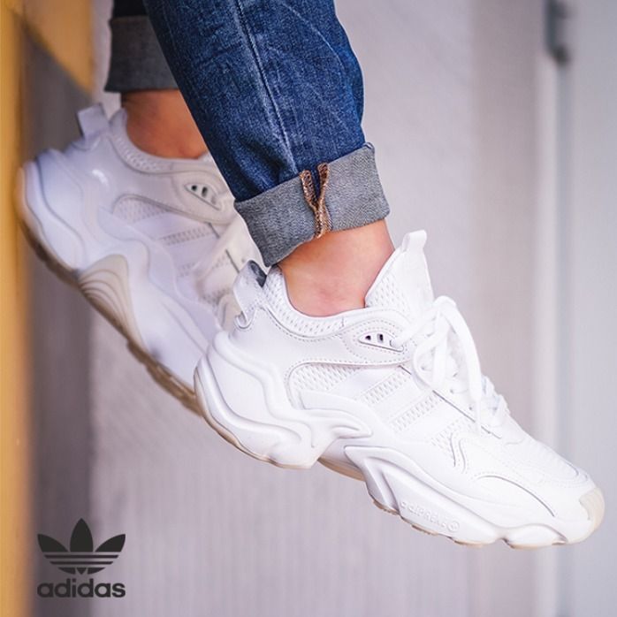 adidas☆大人気! ホワイトMAGMUR RUNNER マグマ ランナー 男女可