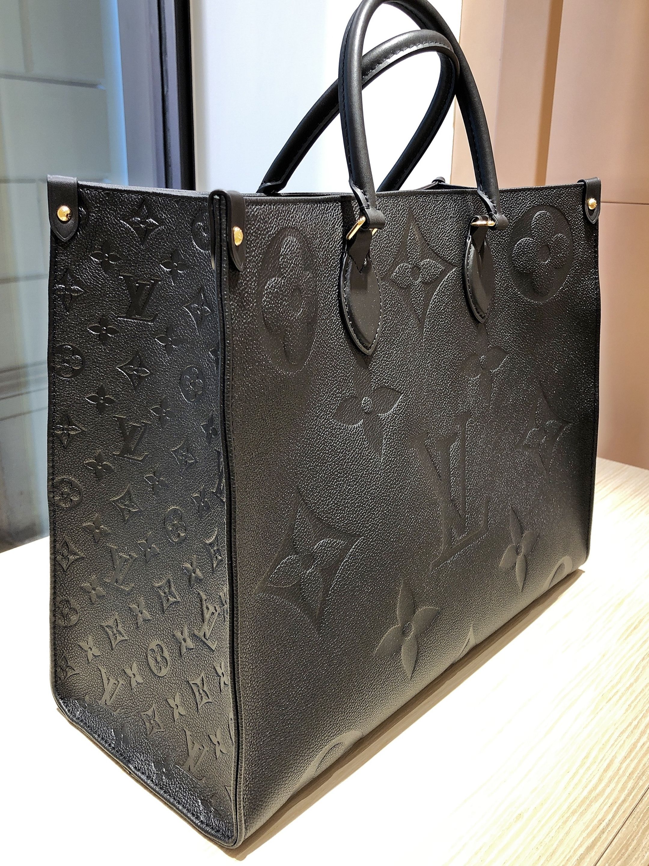 ルイヴィトン★期間限定販売♪オンザゴー GM★2色・関税込み ルイヴィトン☆期間限定販売♪オンザゴー GM☆2色・関税込み