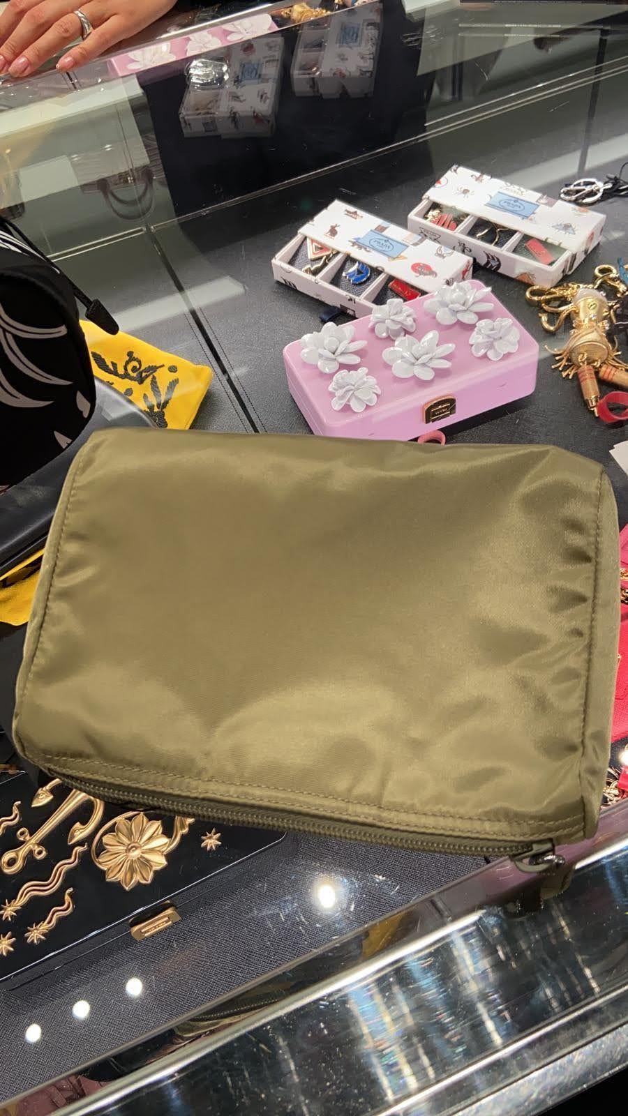 PRADA★特化セール!カラーナイロンコスメポーチ♪1NA012 PRADA★特化セール!カラーナイロンコスメポーチ♪1NA012