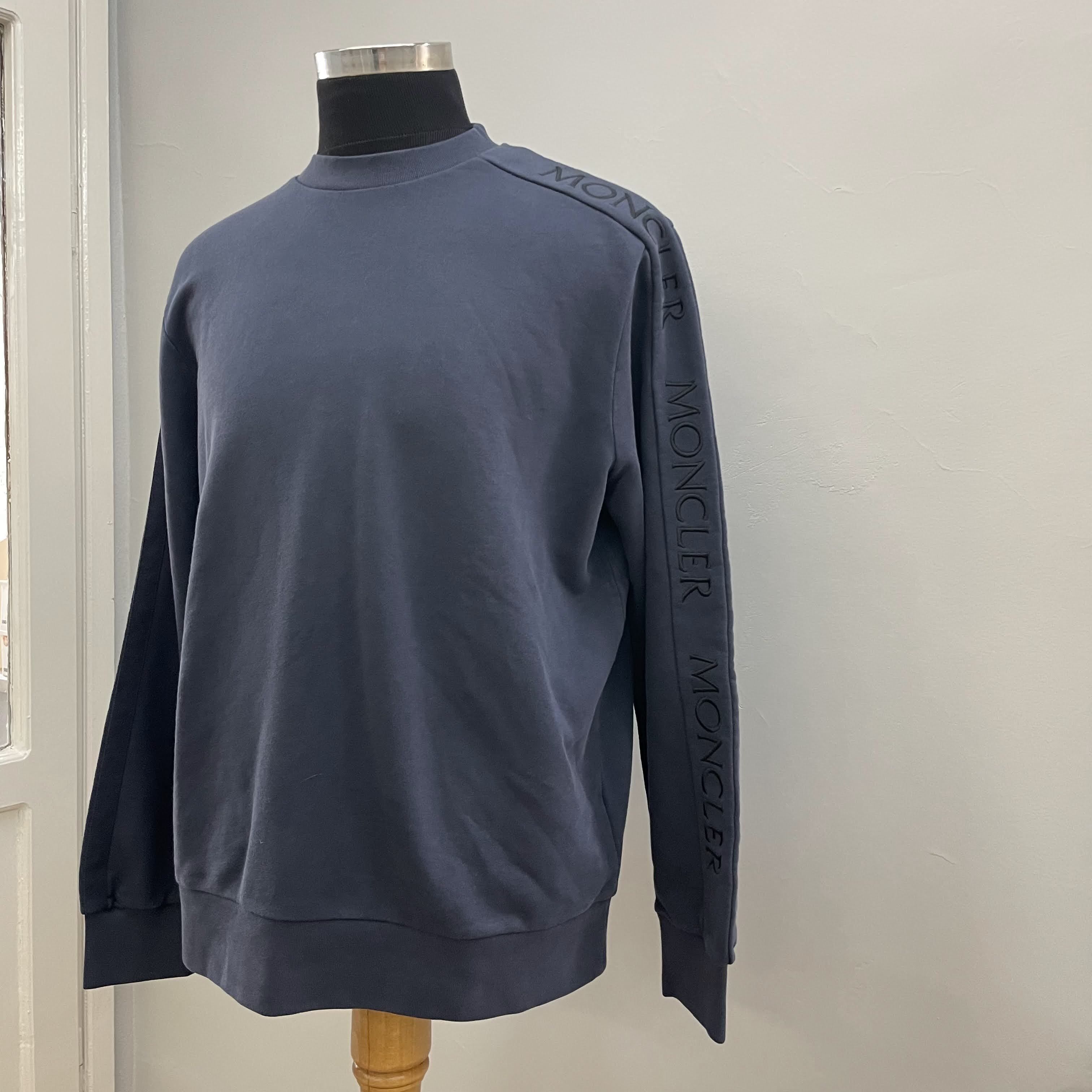 MONCLER ブルー クルーネック トレーナー MONCLER BIGロゴ刺繍 クルーネックトレーナー navy (MONCLER