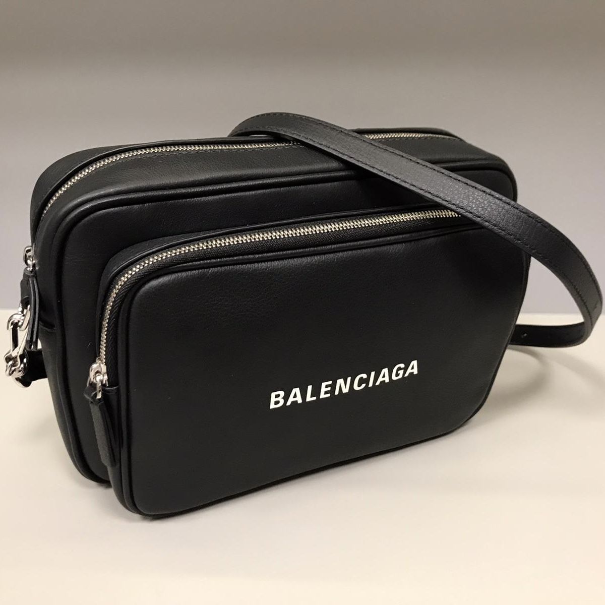 BALENCIAGA【日本未入荷】Everyday マルチクロスボディーバッグ