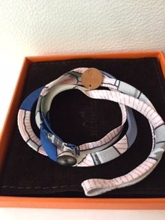Hermes(エルメス)ギフトに大人気！ Double tour Silk bracelet