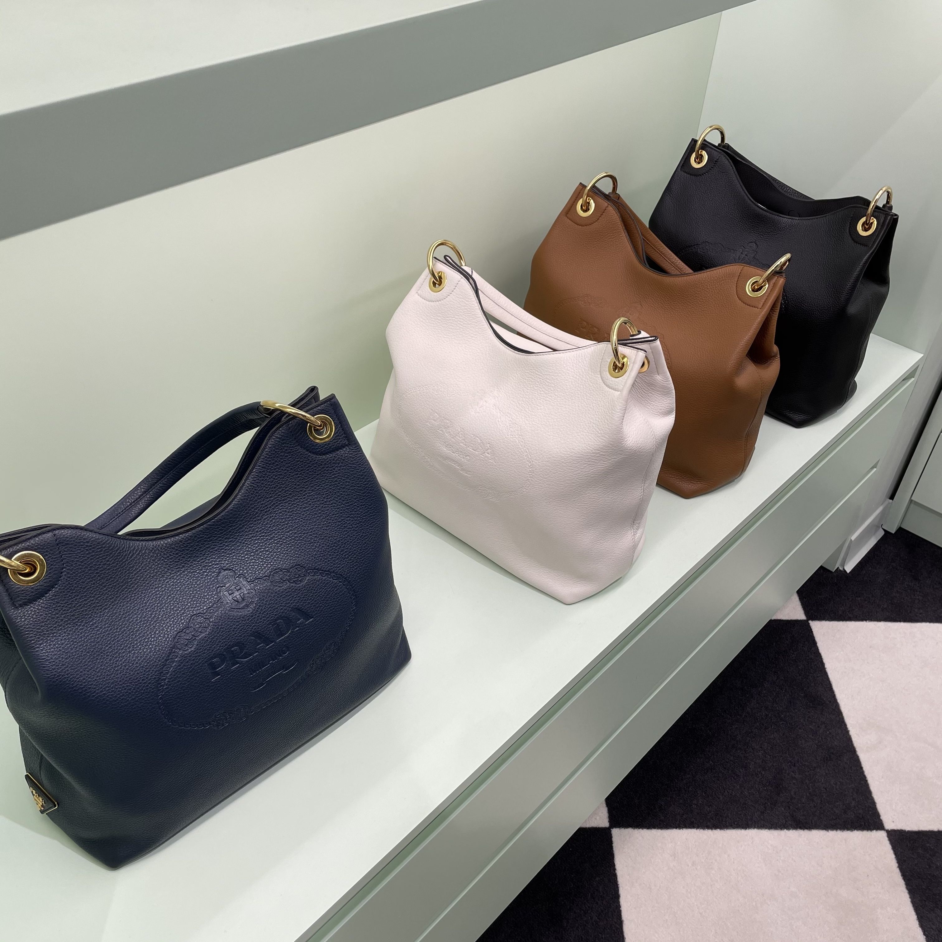《選べるお色》PRADA 型押しロゴ ソフトレザー ワンショルダー 最新作売れ筋が満載 ビジネス ハンドバッグ プラダ PRADA 通勤 ♡ 型押し 革 レザー ハンドバッグ
