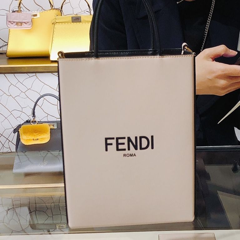 希少!すぐ届く*FENDI フェンディ ショッピングバッグ スモール (FENDI 希少!すぐ届く*FENDI フェンディ ショッピングバッグ スモール (FENDI