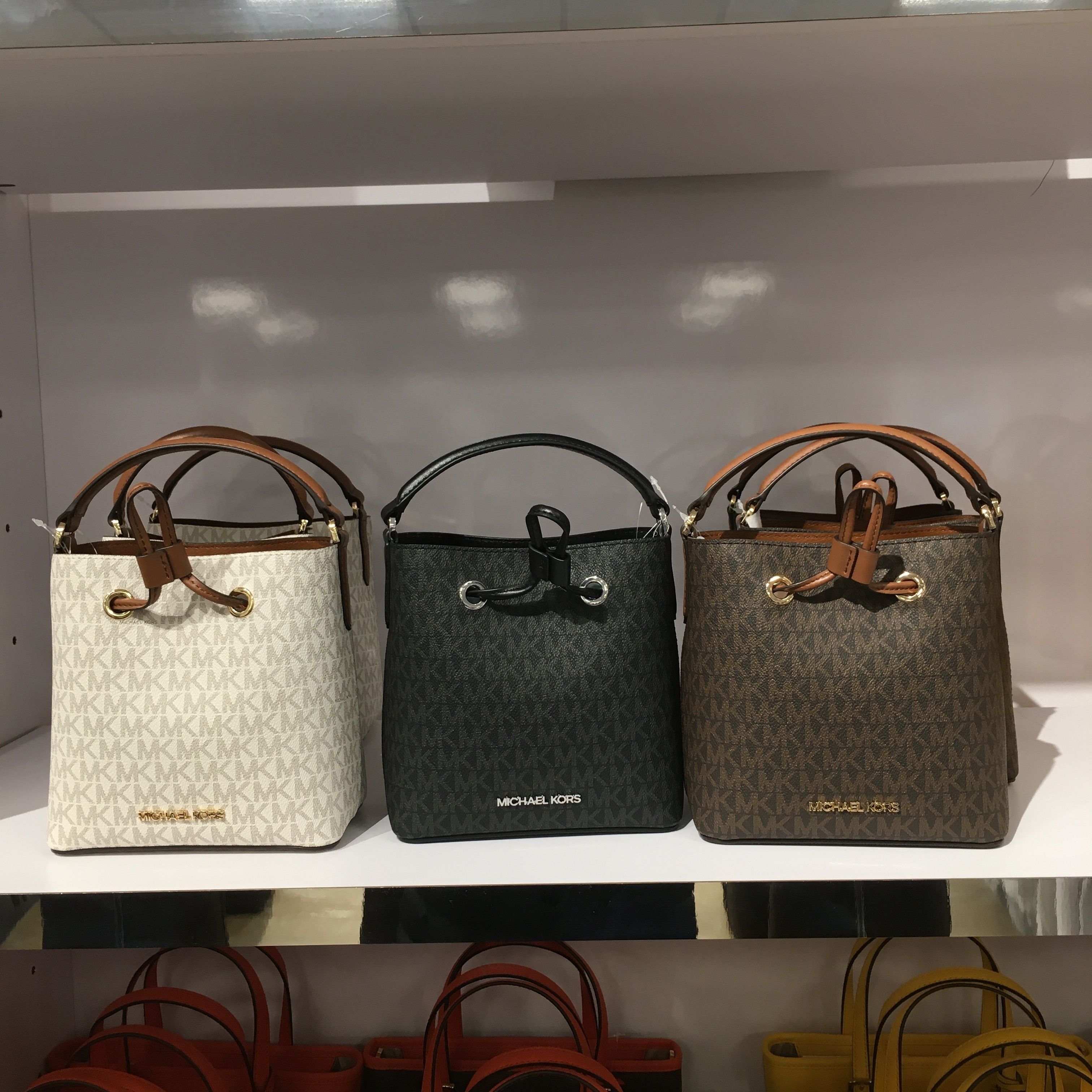 【MICHAEL KORS 】SURI SMALL バケツ型 クロスボディ☆ MICHAEL KORS 】SURI SMALL バケツ型 クロスボディ☆ (Michael