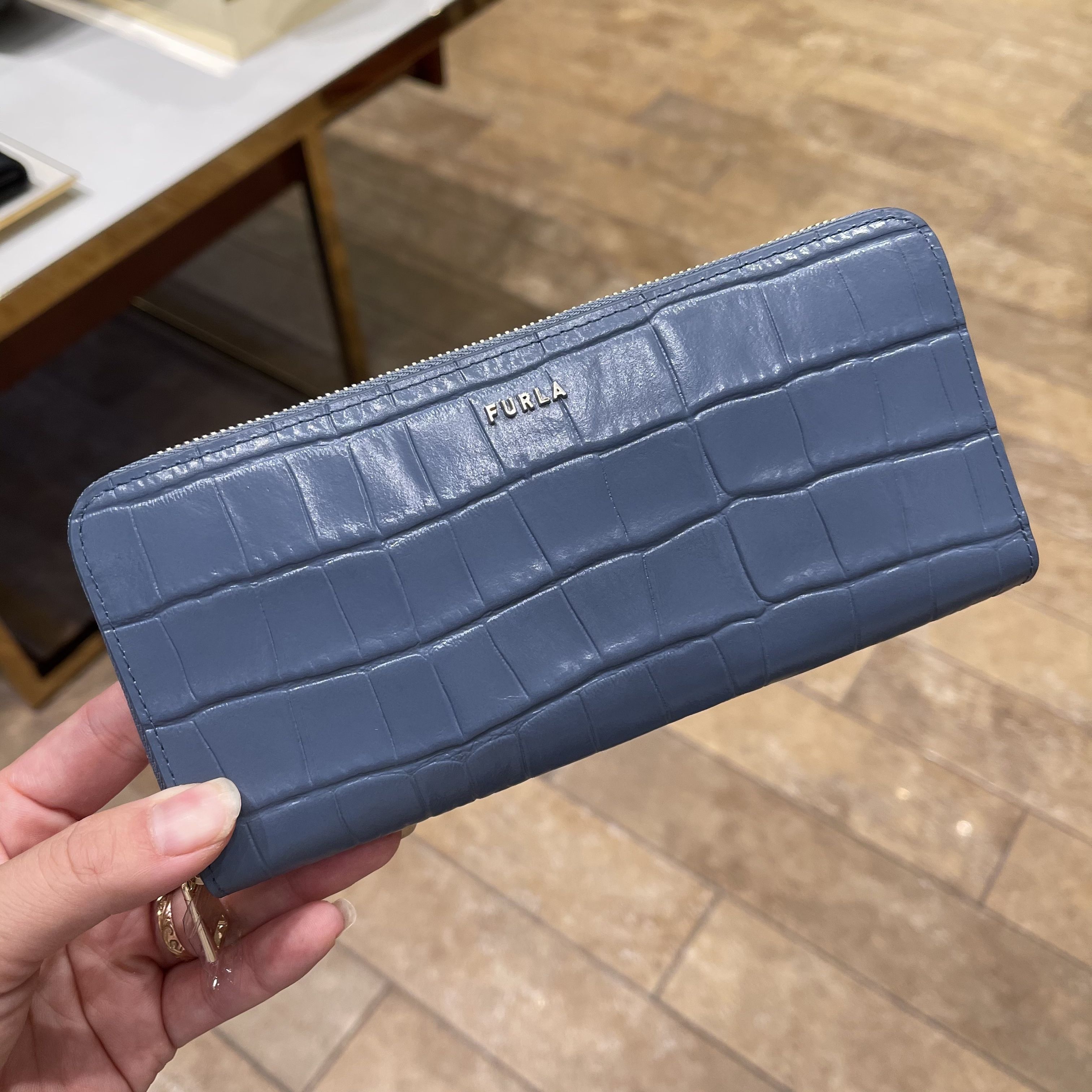 FURLA] BABYLON ジップアラウンド ウォレット クロコ型押し
