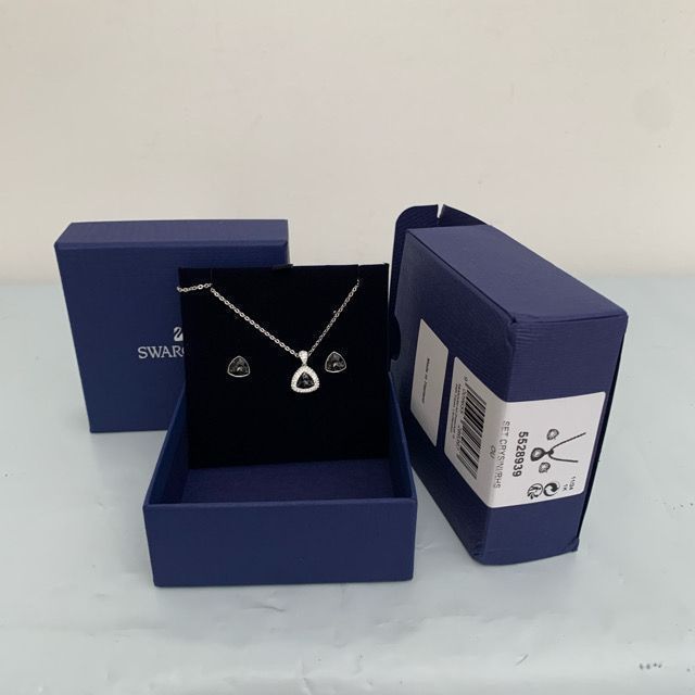 セール☆SWAROVSKI☆BEGIN ネックレス ピアス セット (SWAROVSKI