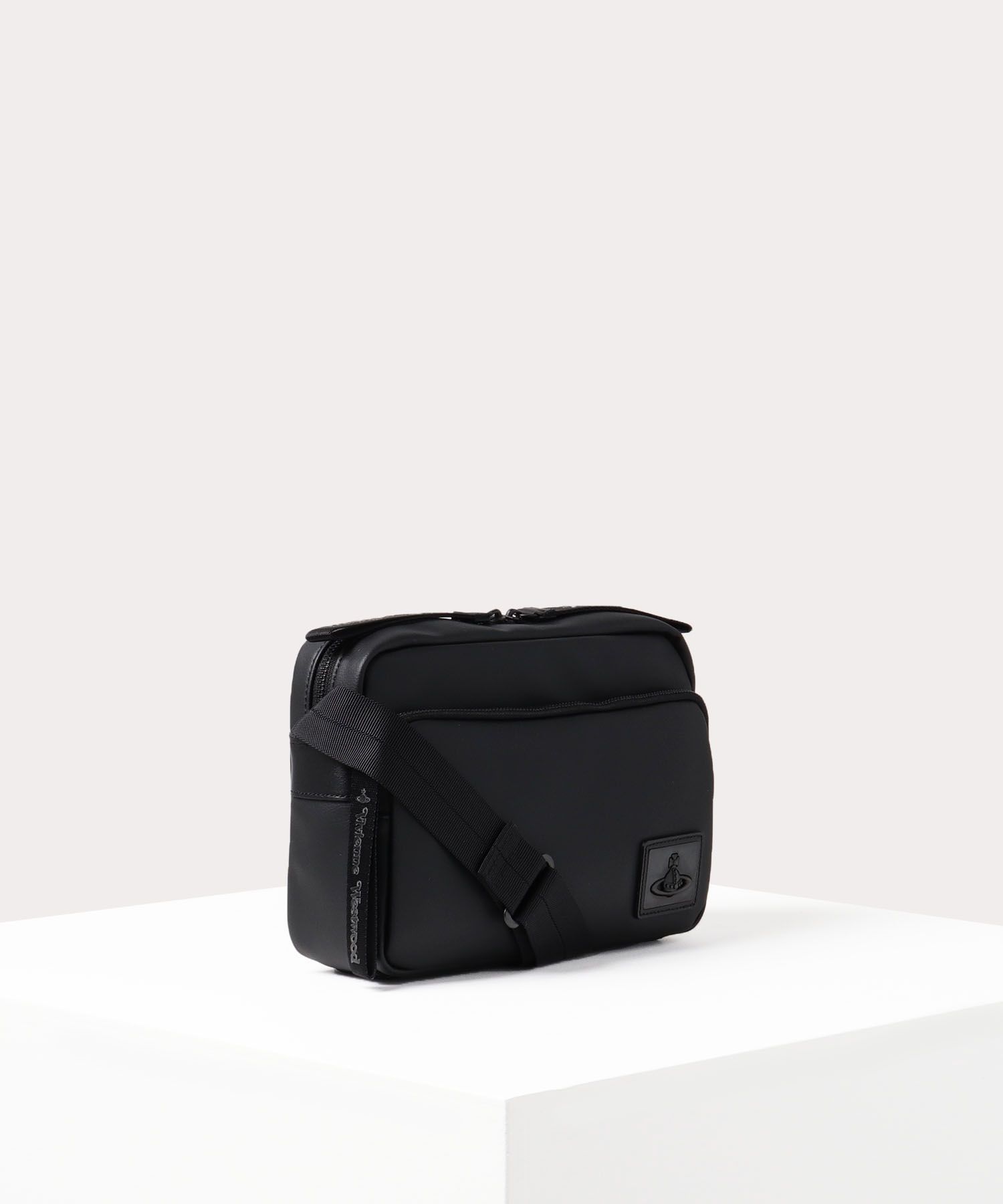 VivienneWestwood】ORBプレート メンズショルダーバッグ (Vivienne