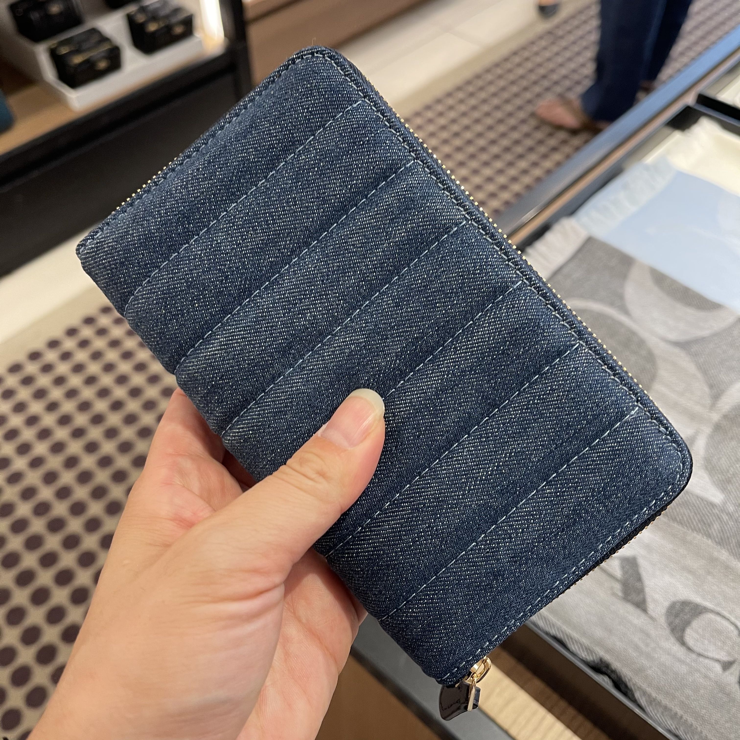 コーチ】ミディアム ジップ アラウンド ウィズ キルティング (Coach/長 コーチ】ミディアム ジップ アラウンド ウィズ キルティング (Coach/長