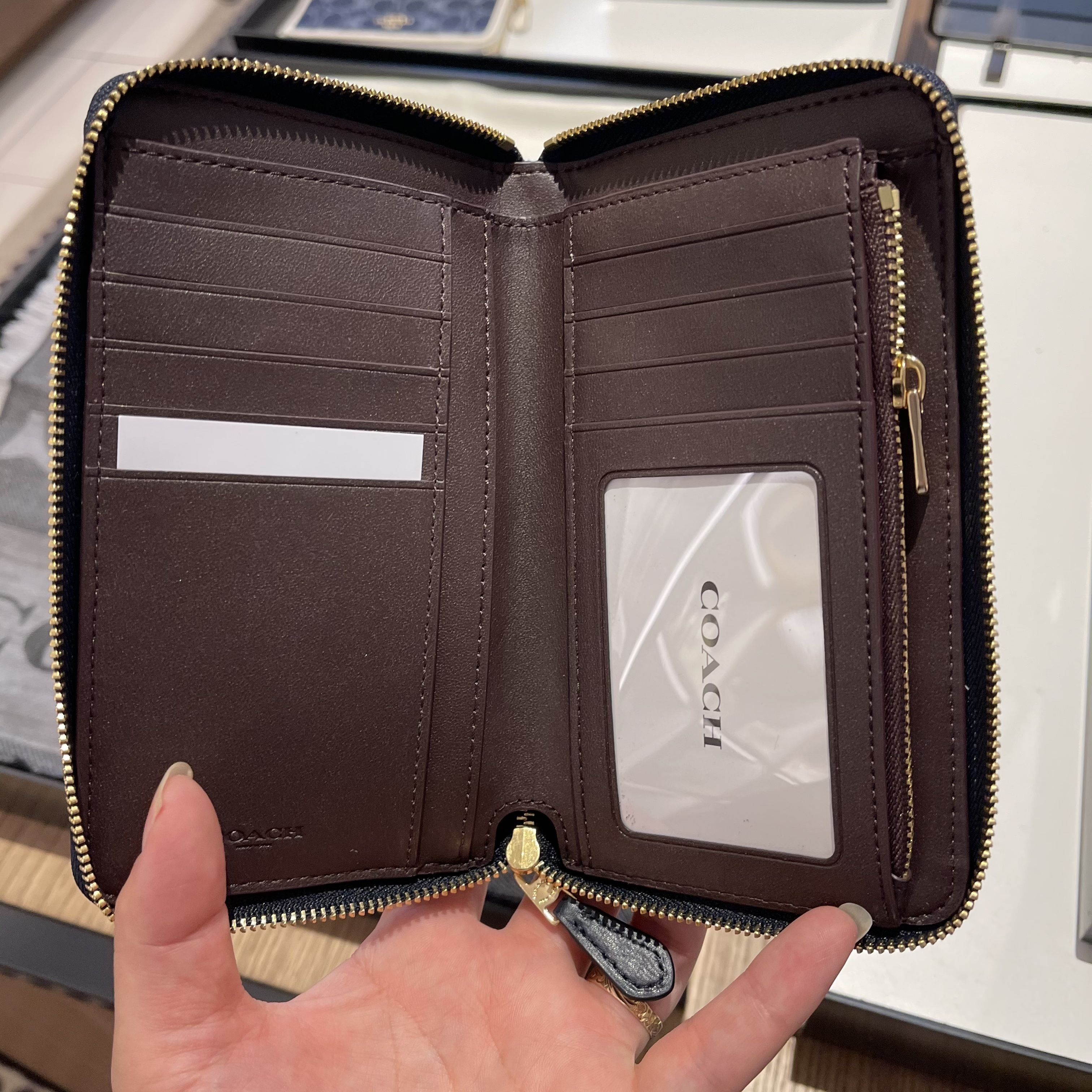 コーチ】ミディアム ジップ アラウンド ウィズ キルティング (Coach/長 コーチ】ミディアム ジップ アラウンド ウィズ キルティング (Coach/長