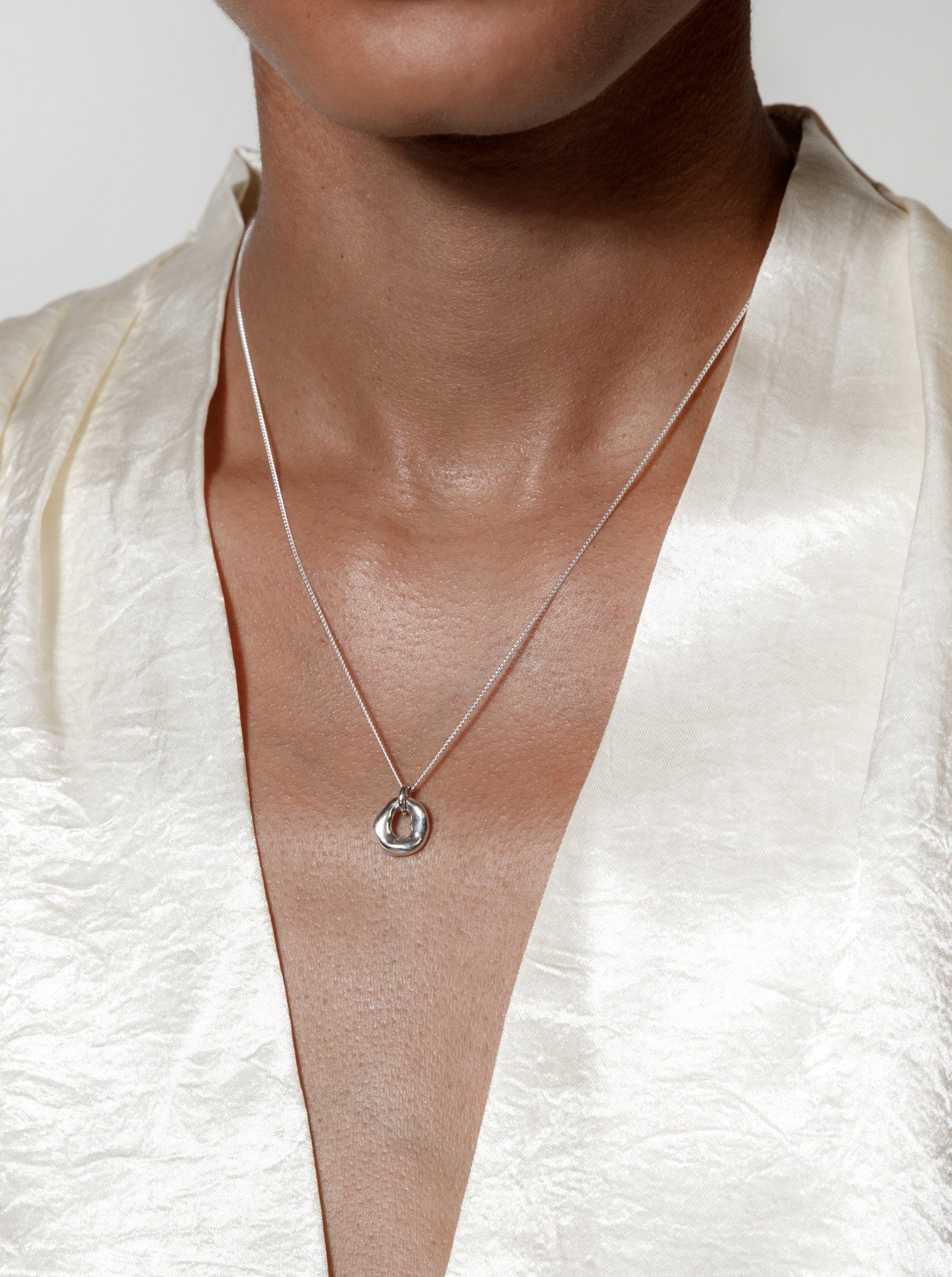オーガニックなシェイプが魅力【Wolf Circus】Gigi Necklace Wolf Circus Oval Pendant Necklace Sterling Silver | Recycled
