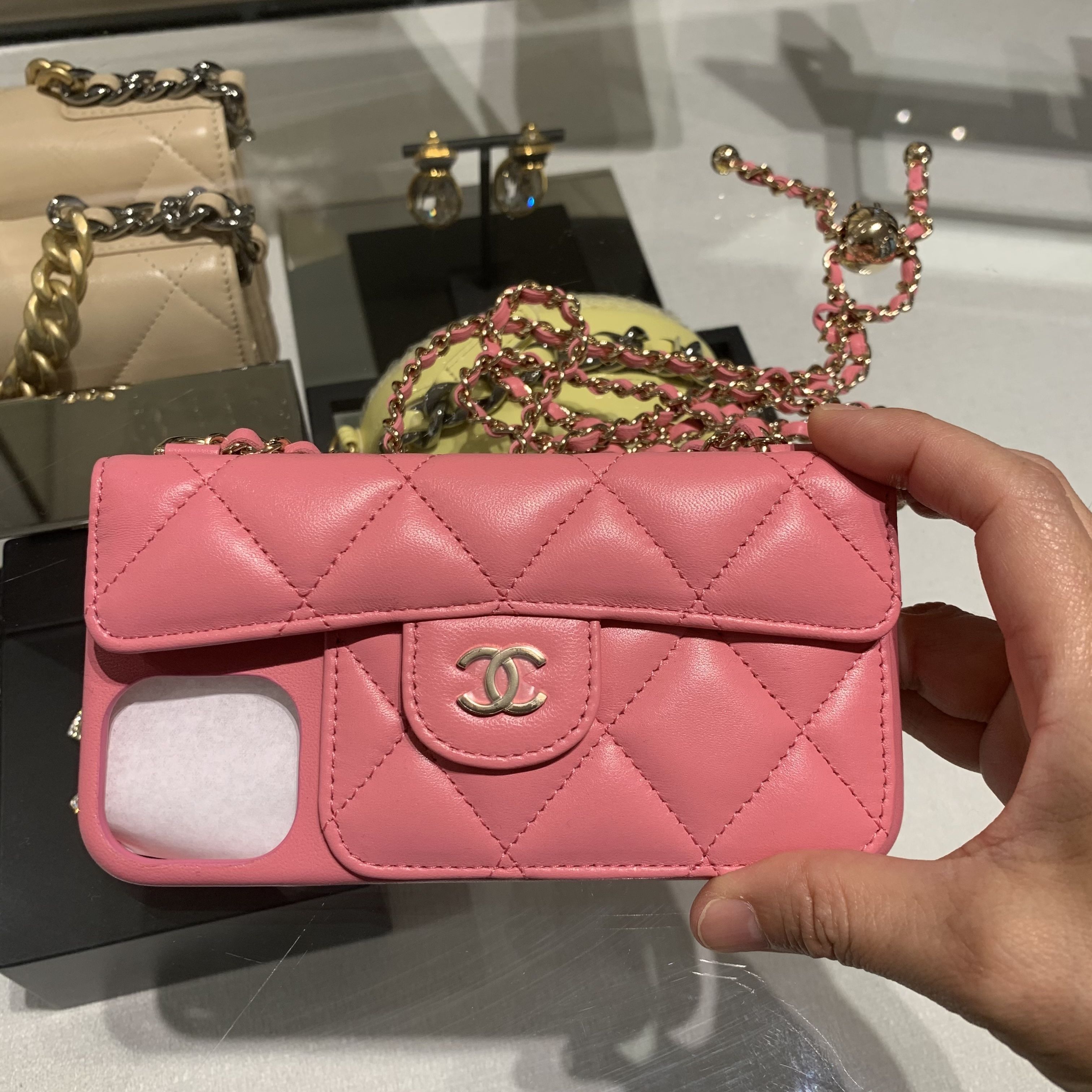 斜めがけOK♡スマホケース入手困難(シャネル直営店) (CHANEL/iPhone