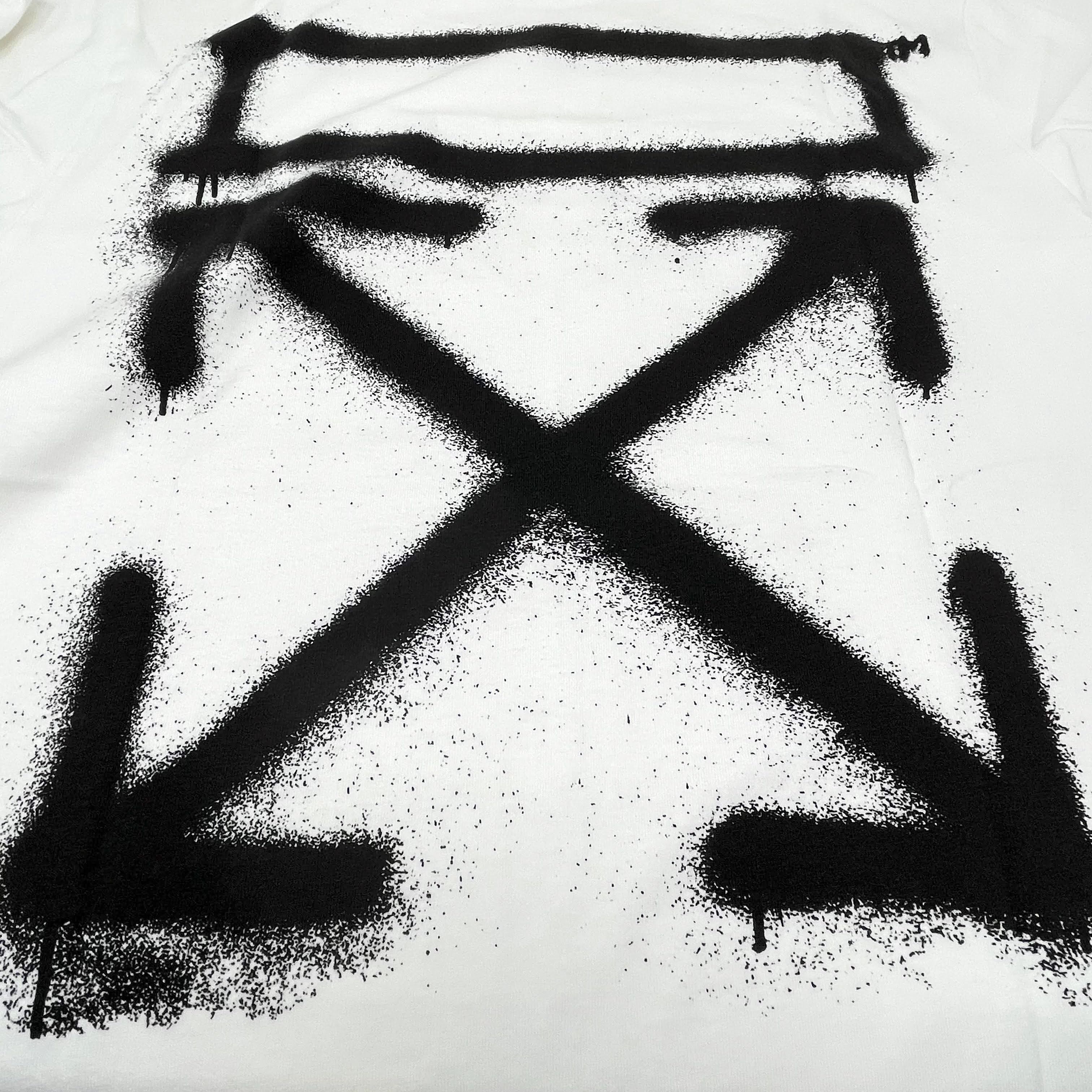 OFF WHITE スプレー アロー プリント Tシャツ (Off-White/Tシャツ OFF WHITE スプレー アロー プリント Tシャツ (Off-White/Tシャツ