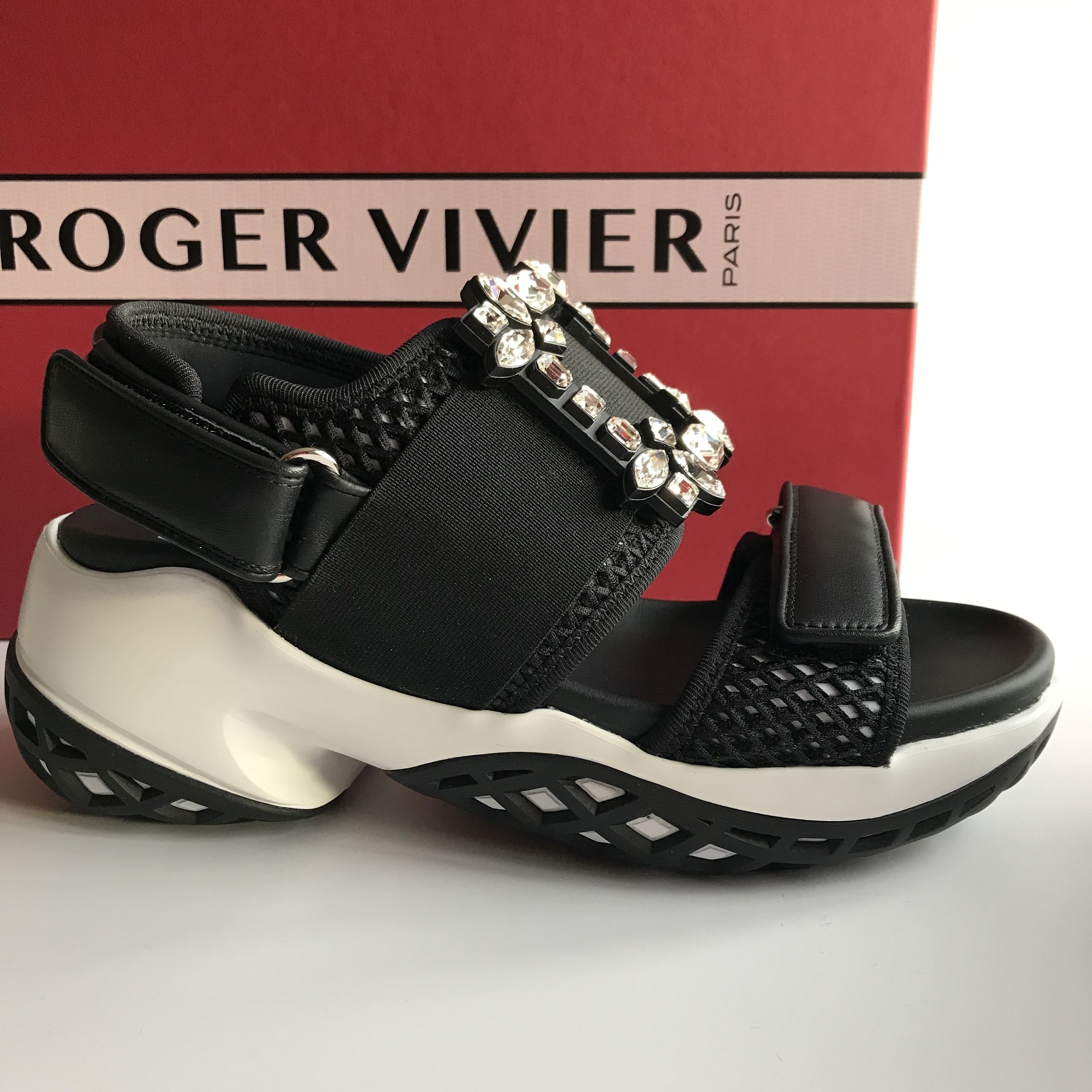 ロジェ・ヴィヴィエ】Viv Run☆ストラスバックルサンダル (Roger ロジェ・ヴィヴィエ】Viv Run☆ストラスバックルサンダル (Roger