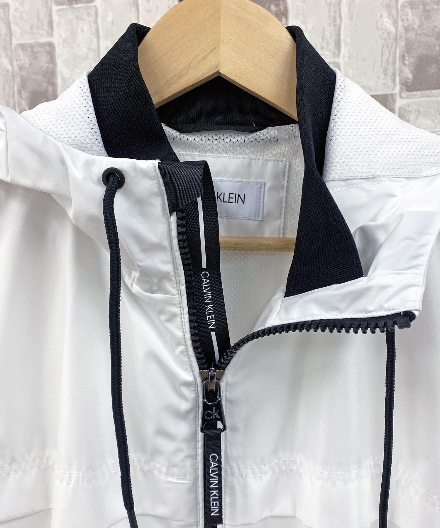 Calvin Klein CK バックプリント ナイロン ウィンドブレーカー (Calvin Calvin Klein CK バックプリント ナイロン ウィンドブレーカー (Calvin