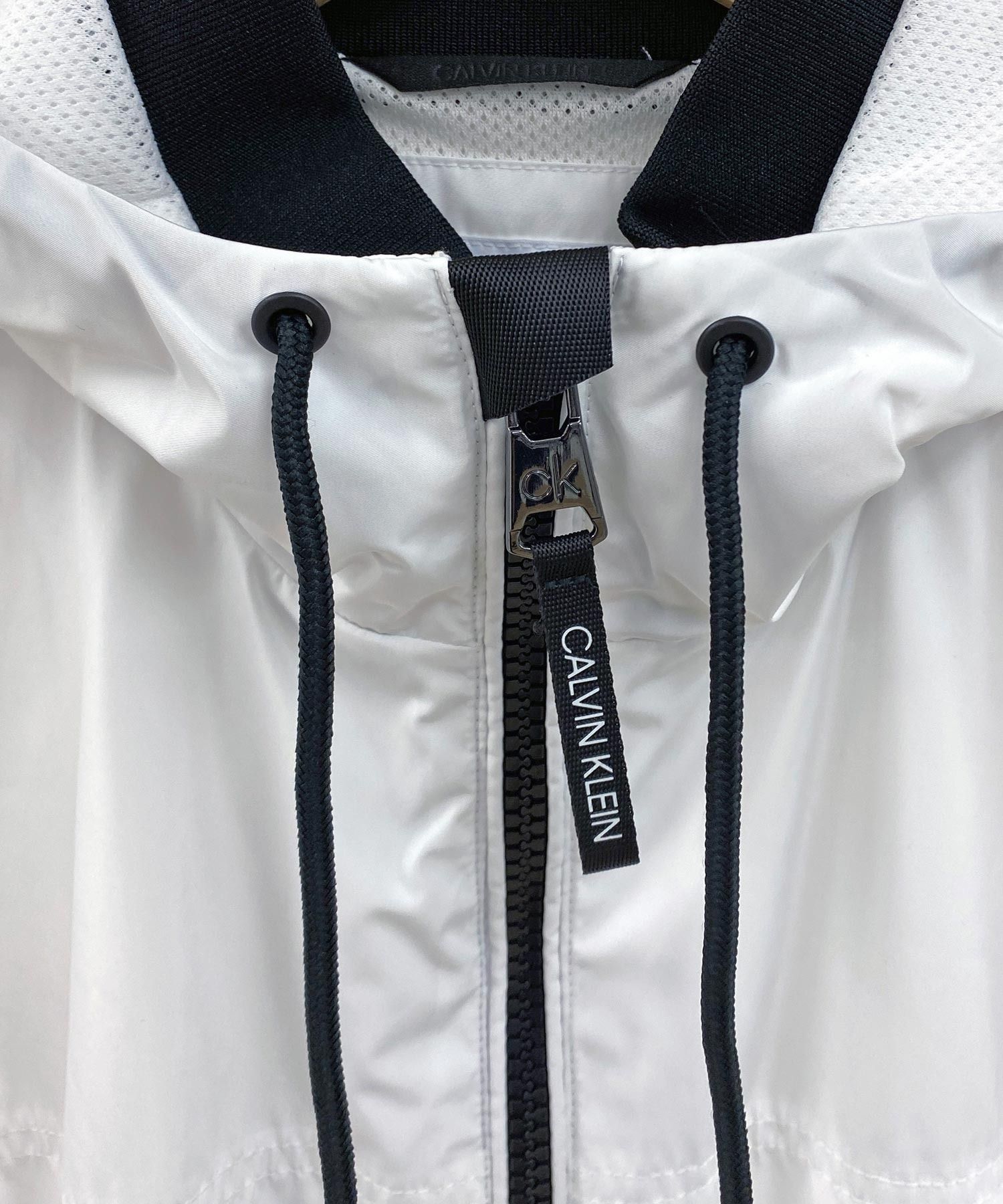 Calvin Klein CK バックプリント ナイロン ウィンドブレーカー (Calvin Calvin Klein CK バックプリント ナイロン ウィンドブレーカー (Calvin