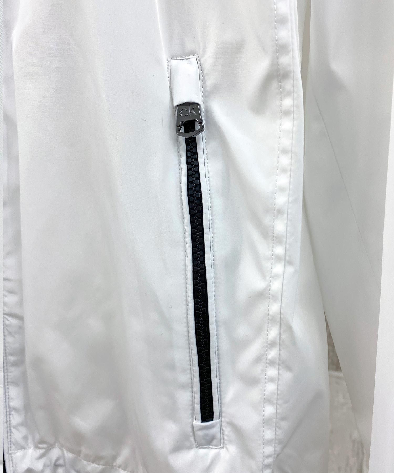 Calvin Klein CK バックプリント ナイロン ウィンドブレーカー (Calvin Calvin Klein CK バックプリント ナイロン ウィンドブレーカー (Calvin