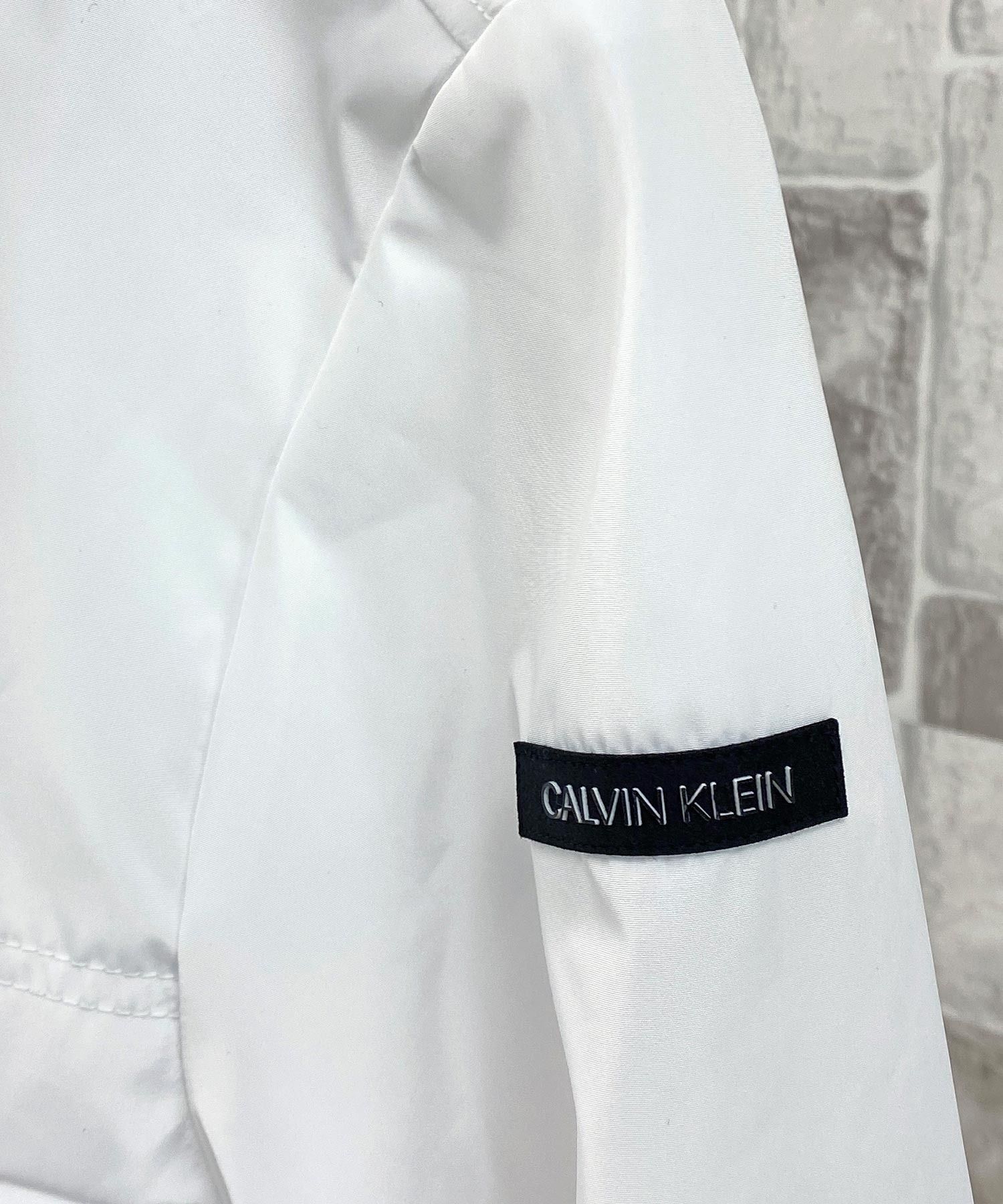 Calvin Klein CK バックプリント ナイロン ウィンドブレーカー (Calvin Calvin Klein CK バックプリント ナイロン ウィンドブレーカー (Calvin
