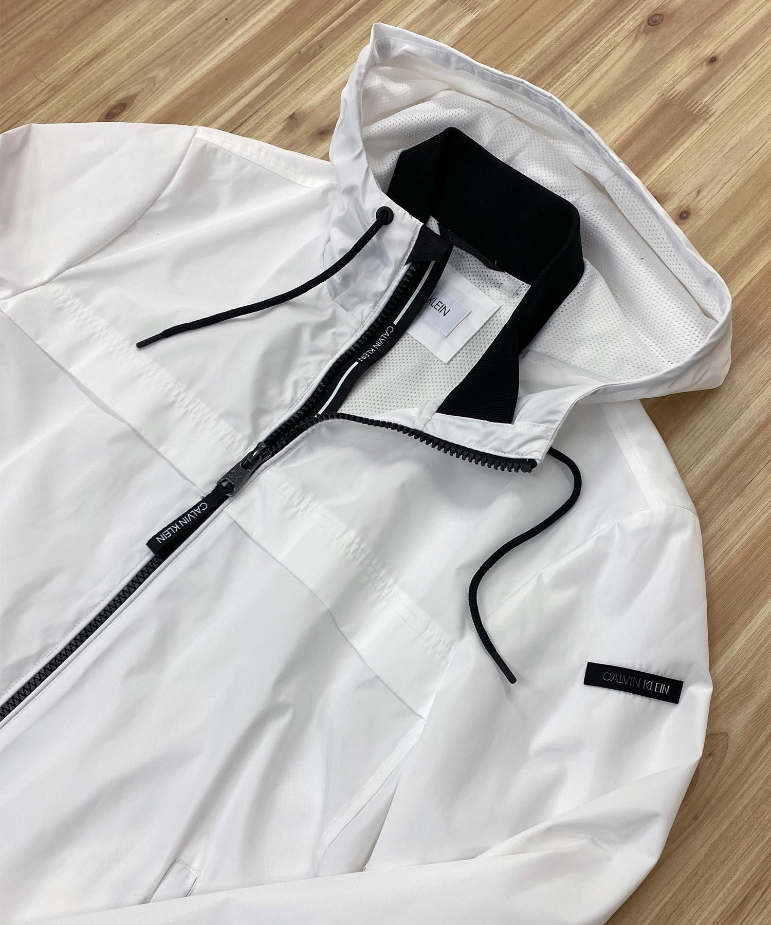 Calvin Klein CK バックプリント ナイロン ウィンドブレーカー (Calvin Calvin Klein CK バックプリント ナイロン ウィンドブレーカー (Calvin