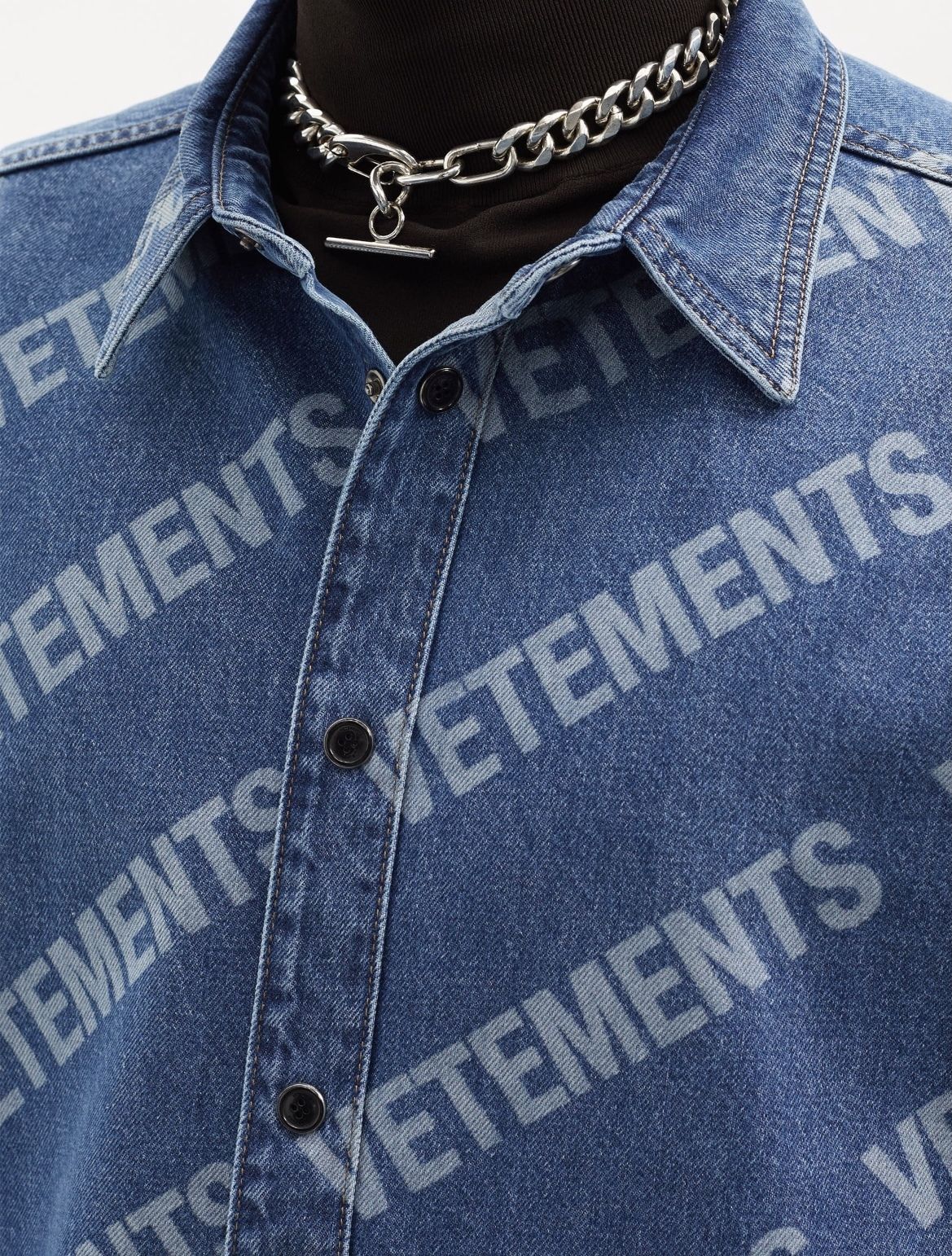 VETEMENTS オーバーサイズ ロゴ プリント デニムシャツ 人気