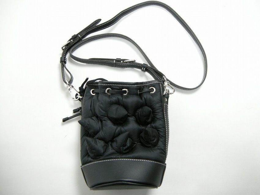 確保済◆関税無 国内発 MONCLER JWアンダーソンCRITTERダウンBAG 確保済◆関税無 国内発 MONCLER JWアンダーソンCRITTERダウンBAG