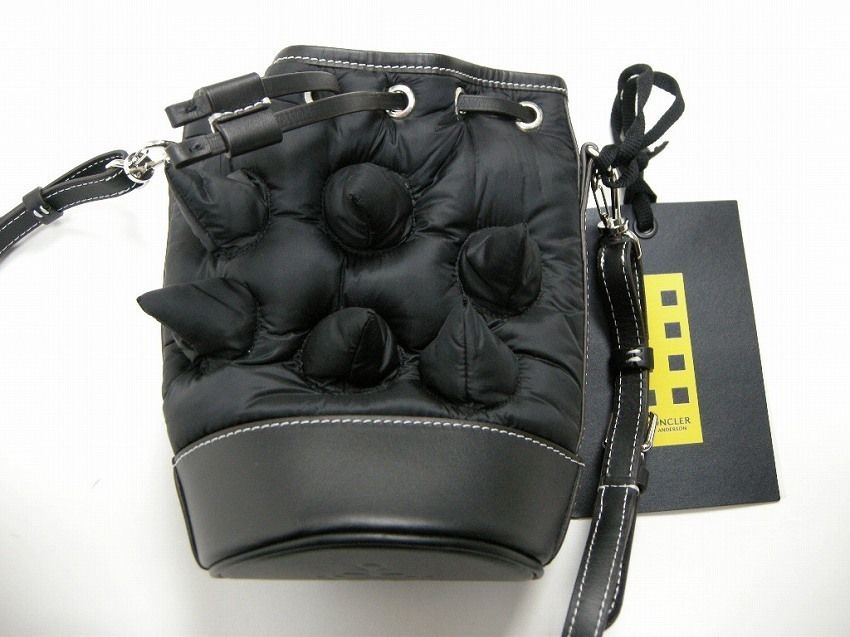 確保済◆関税無 国内発 MONCLER JWアンダーソンCRITTERダウンBAG 確保済◆関税無 国内発 MONCLER JWアンダーソンCRITTERダウンBAG