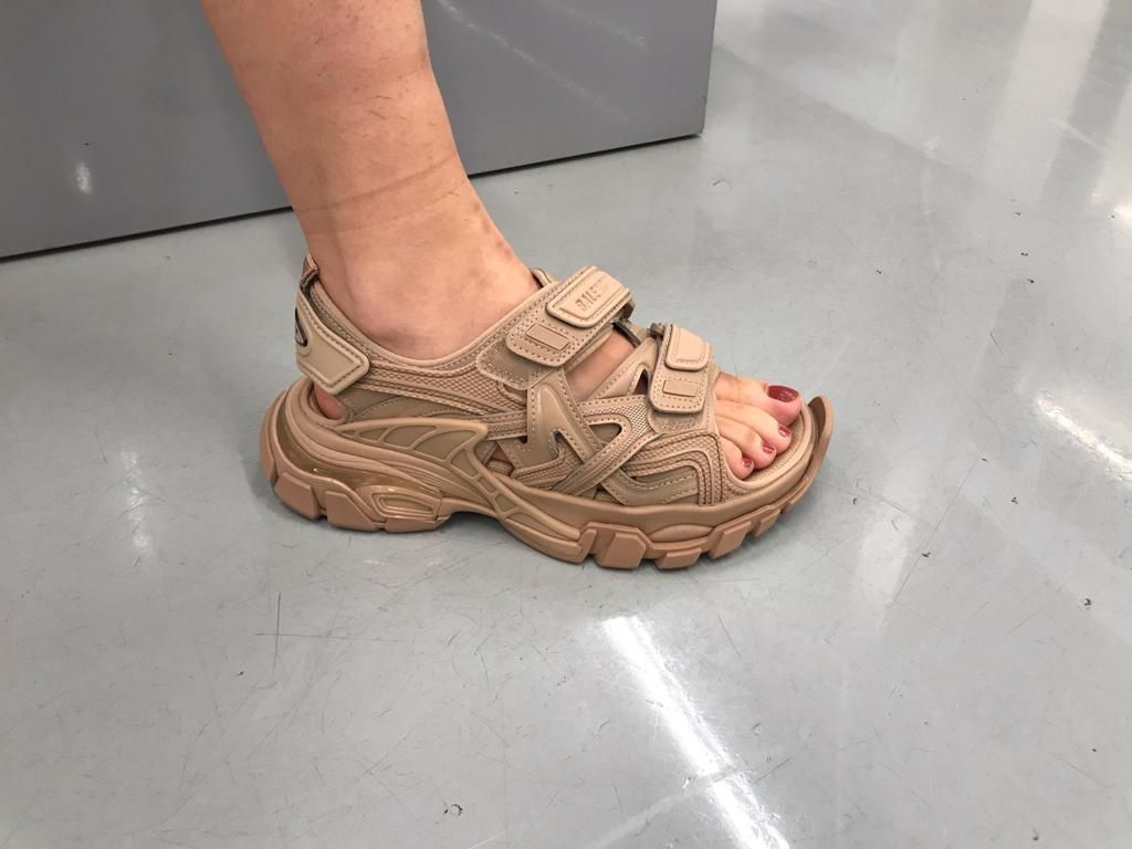 新色!【BALENCIAGA】Track サンダル in ベージュ BBロゴ (BALENCIAGA 新色!【BALENCIAGA】Track サンダル in ベージュ BBロゴ (BALENCIAGA