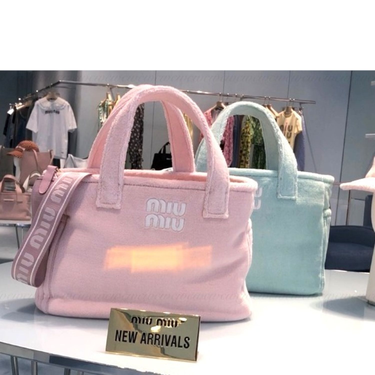 Miumiu新作 すぐ届く 国内発 春のふわふわトートバッグ Miumiu トートバッグ Buyma