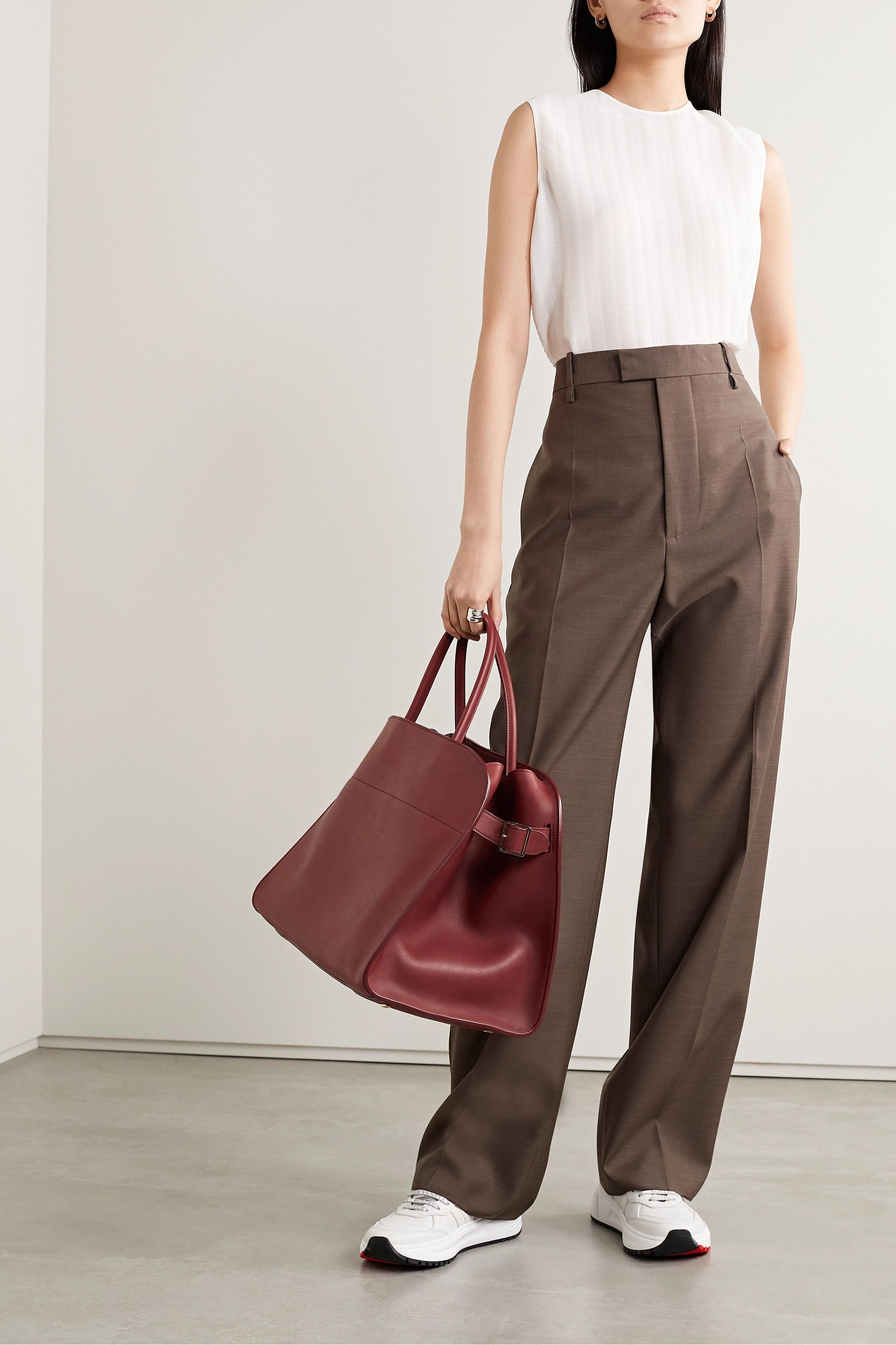 THE ROW (ザ・ロウ) Margaux 17 バックル レザーバック THE ROW (ザ・ロウ) Margaux 17 バックル レザーバック