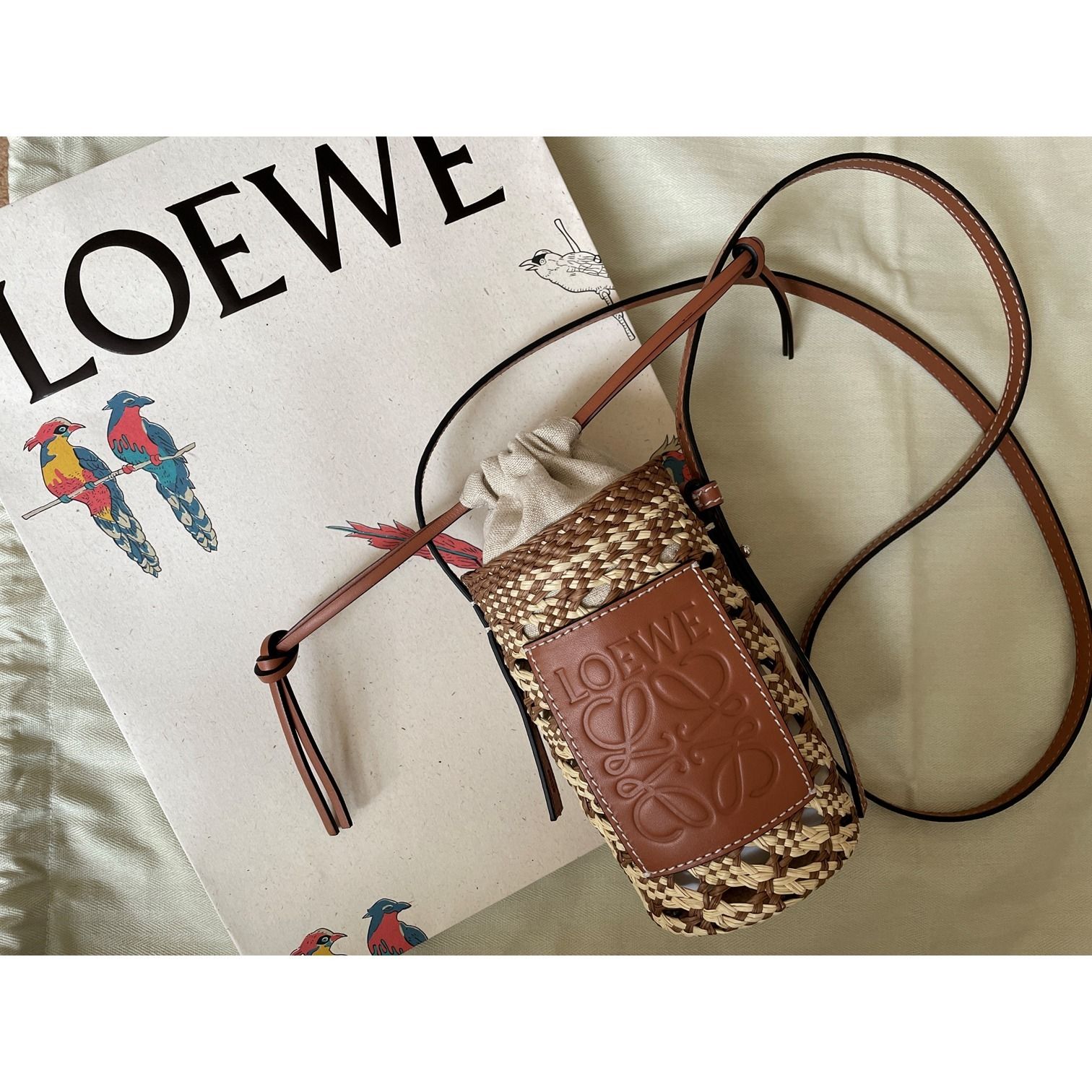 42224円 安心と信頼 大人気❣️LOEWE ロエベ❣️日本完売商品❣️ 日本販売店 ロエベ❣️【シリンダーポケット】日本完売商品❣️ 大人気❣️LOEWE ショルダーバッグ