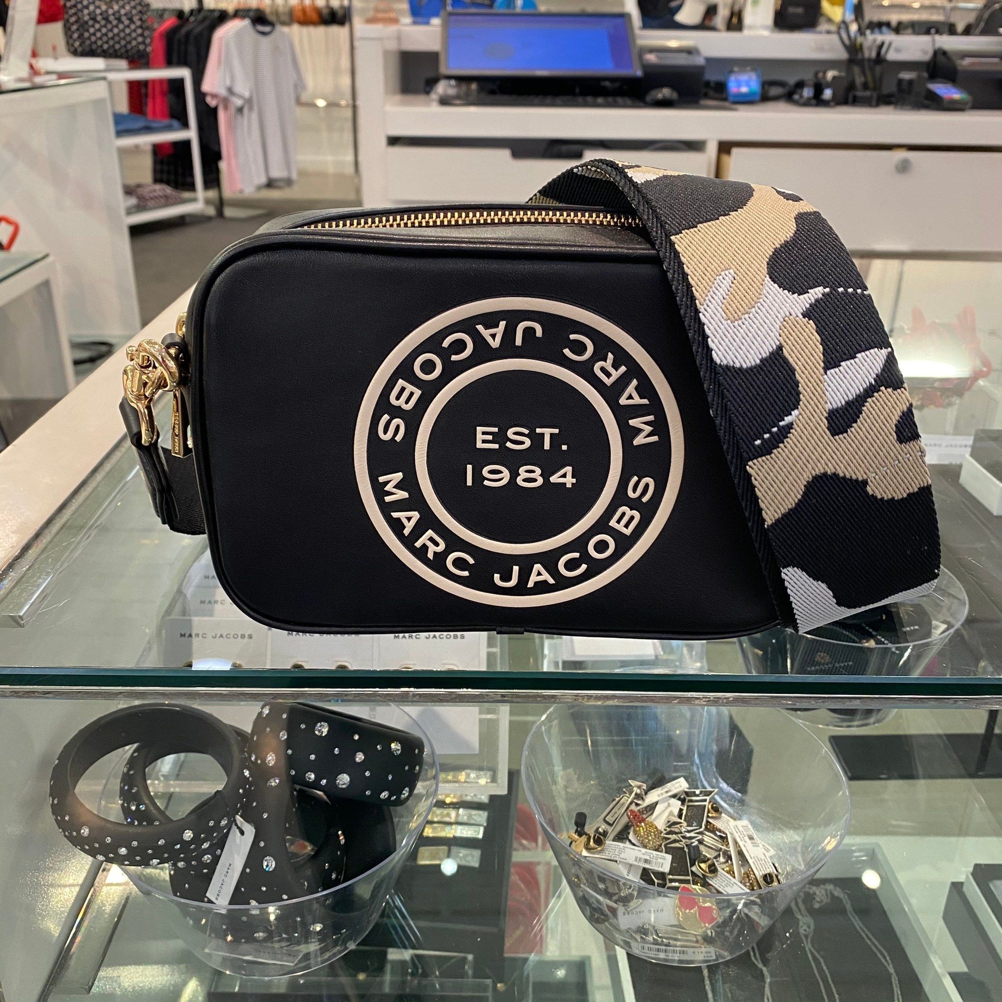 Marc Jacobs エンボス ロゴ クロスボディー 迷彩柄ストラップ (MARC 小売店が選ぶ卸 マークジェイコブス ショルダーバック 迷彩色 ポーチ/バニティ