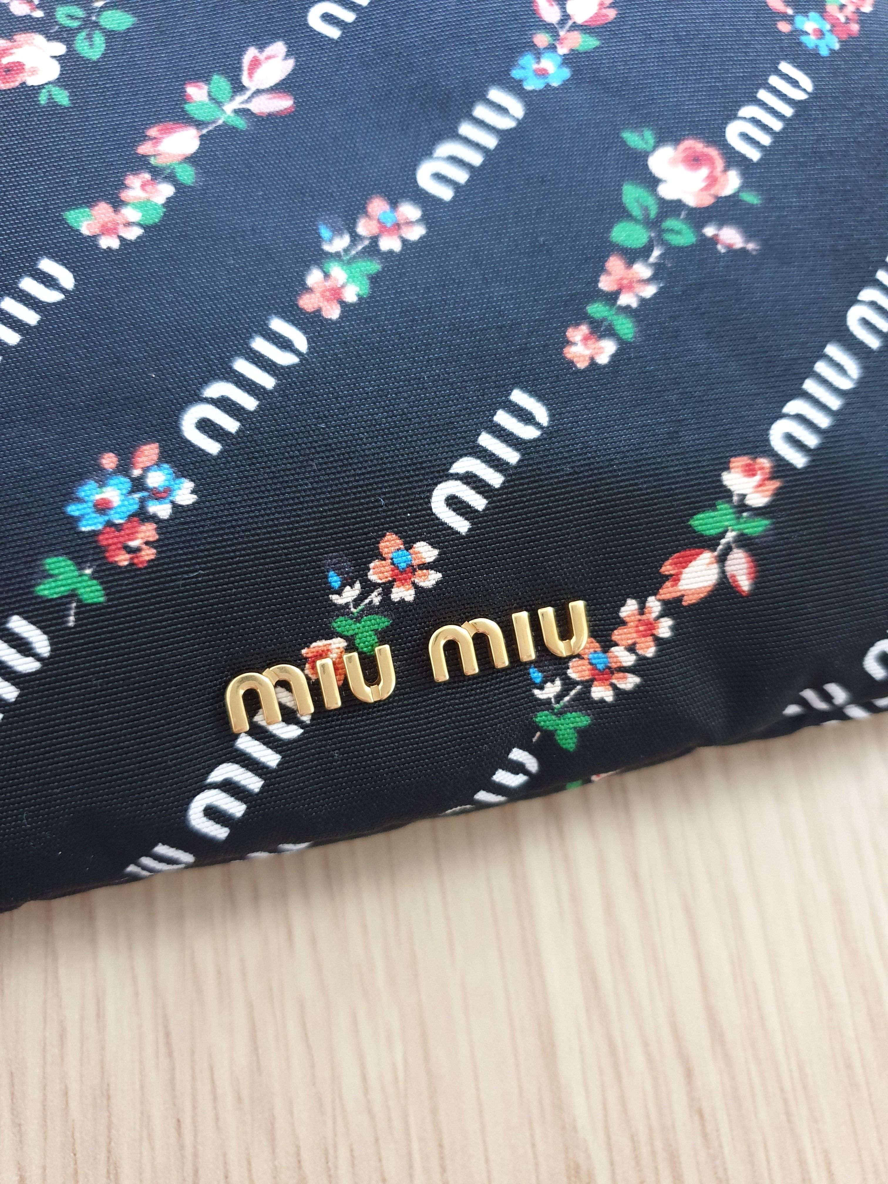 MiuMiu巾着ポーチ☆ロゴプリント★ブラック/ピンク MiuMiu巾着ポーチ☆ロゴプリント☆ブラック/ピンク (MiuMiu