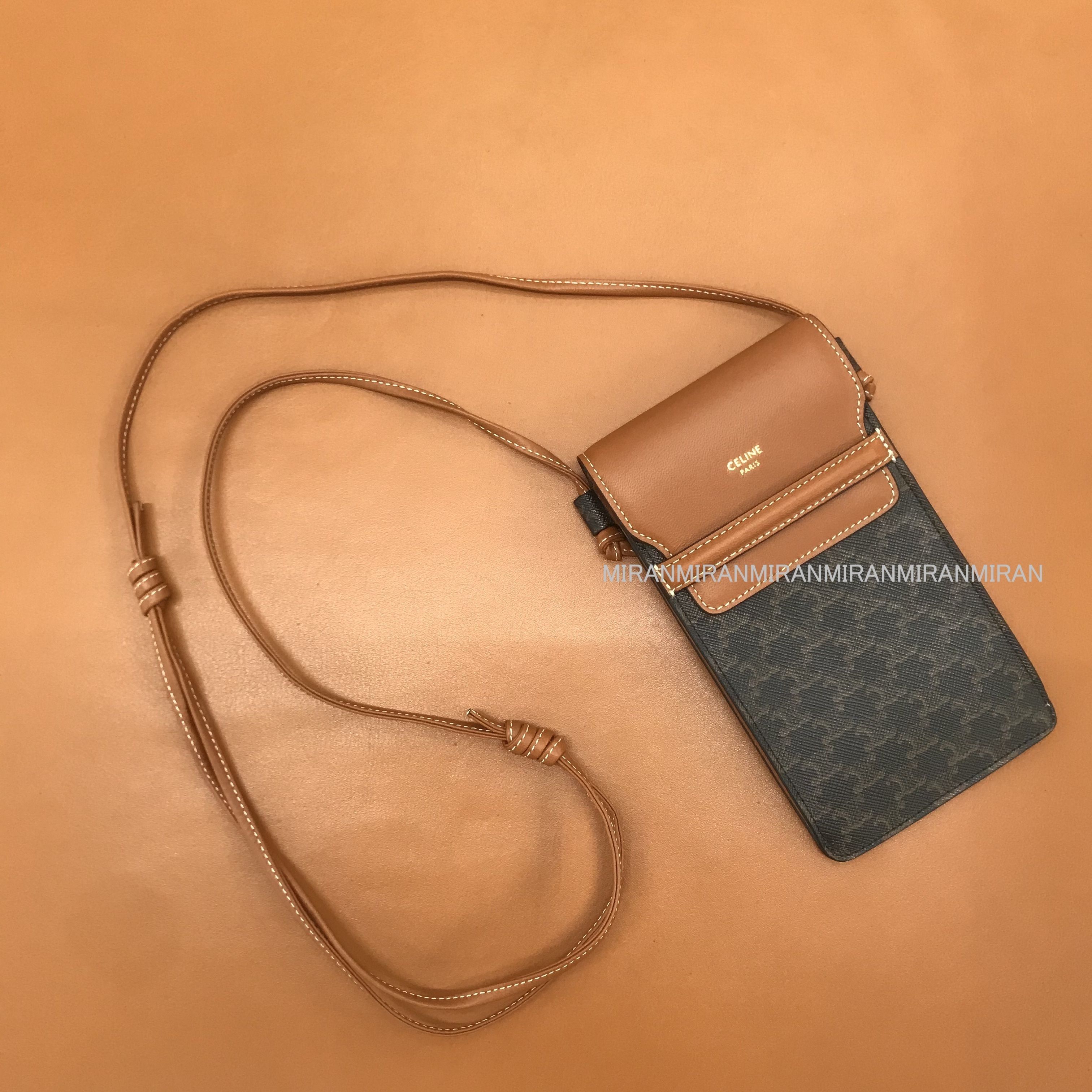 送料込【CELINE】NEW♪ストラップ付きフォンポーチ (CELINE