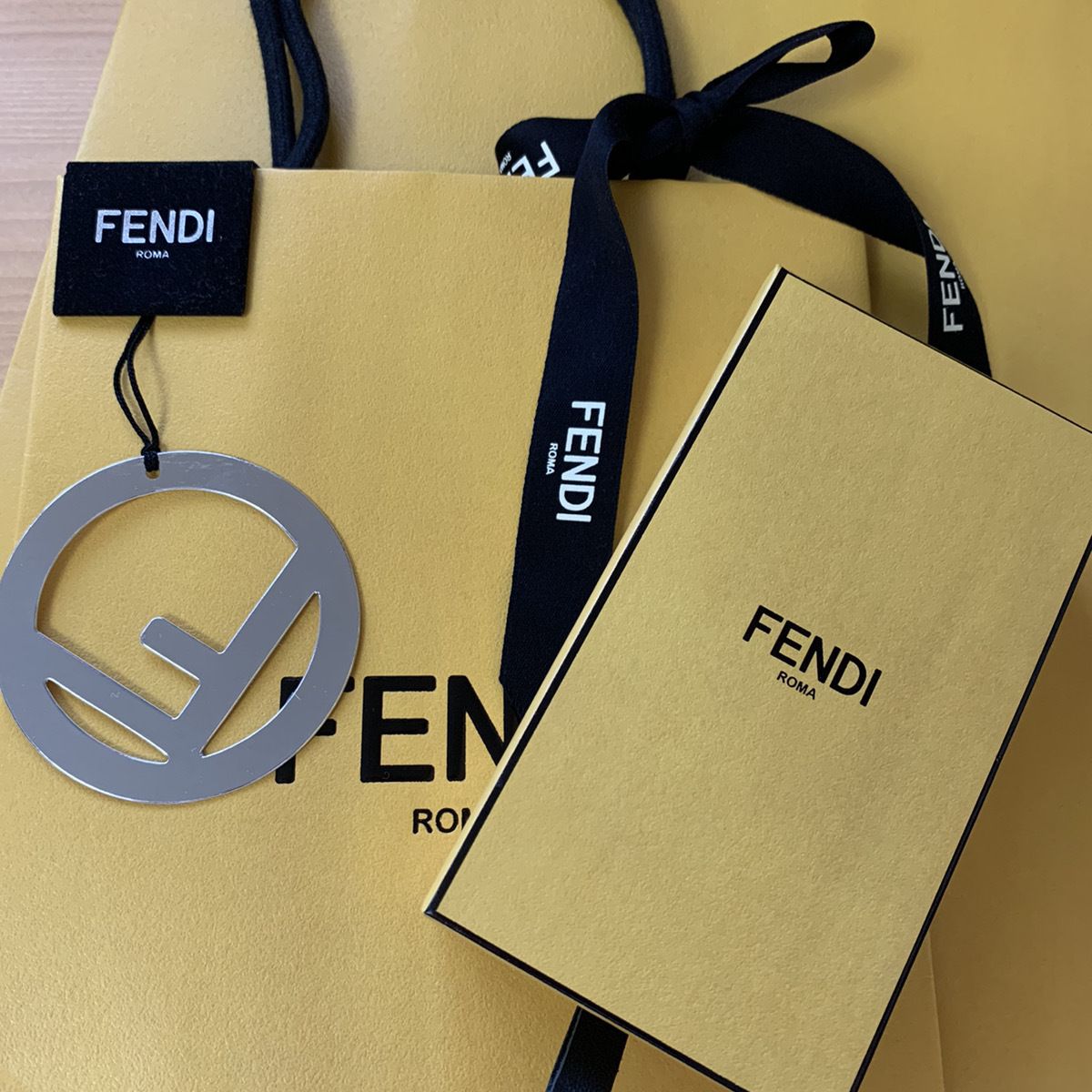 FENDI ジップアラウンド財布 ミディアム 国内直営店 すぐ届く (FENDI FENDI ジップアラウンド財布 ミディアム 国内直営店 すぐ届く (FENDI