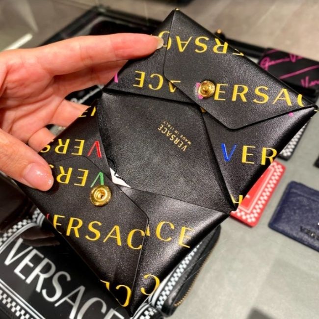 すぐ届く!【VERSACE】ヴェルサーチェ FLUO ロゴ カードケース すぐ届く!【VERSACE】ヴェルサーチェ FLUO ロゴ カードケース