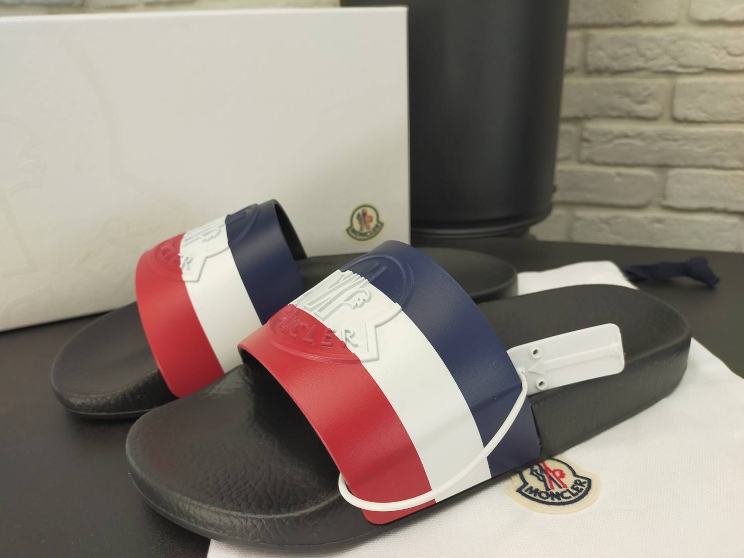 すぐ届く MONCLERモンクレール メンズ ロゴ Basileサンダル 26cm オンライン直接配達 ロゴ 正規品 モンクレール サンダル ブラック 27cm MONCLER サンダル