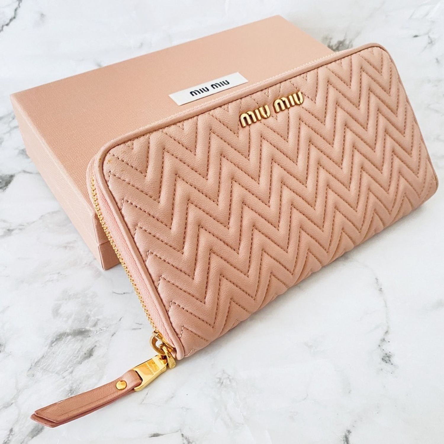 きれい色がかわいい Miumiu ラウンドジップ長財布 Miumiu 長財布 Buyma