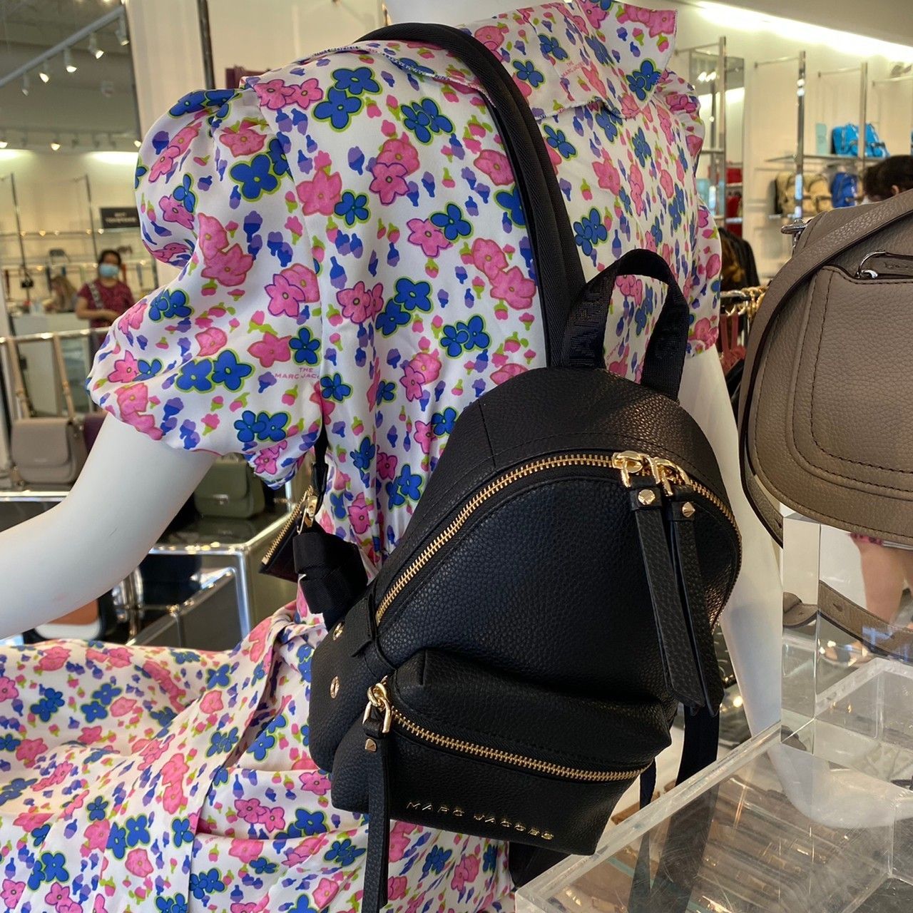 MARC JACOBS メタルロゴ レザー リュック ユニセックス (小) (MARC