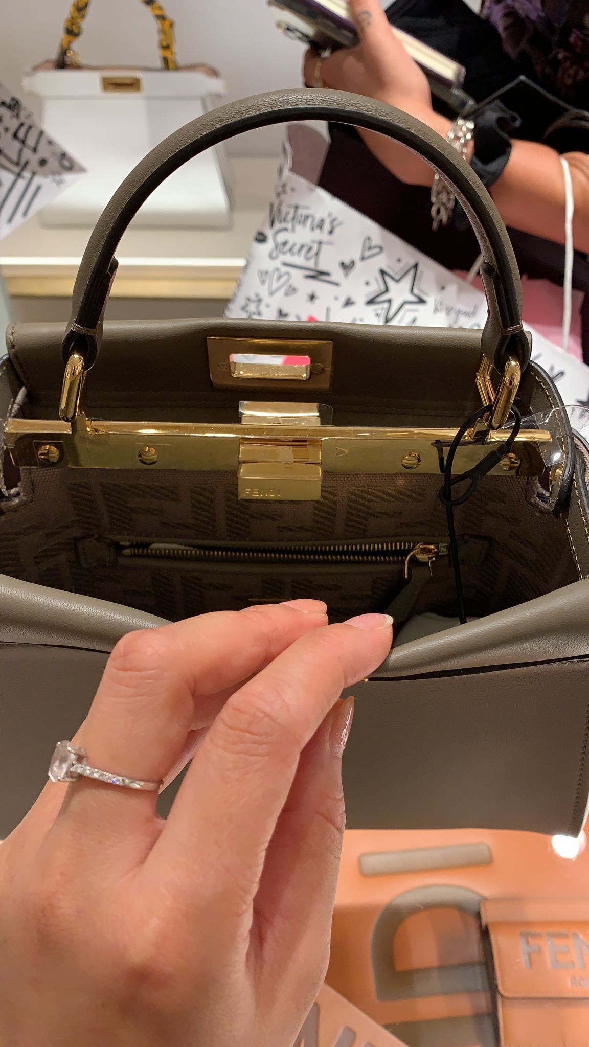 FENDI【入手困難】クラッシックな☆PEEKABOO ICONIC MINI☆全色 (FENDI