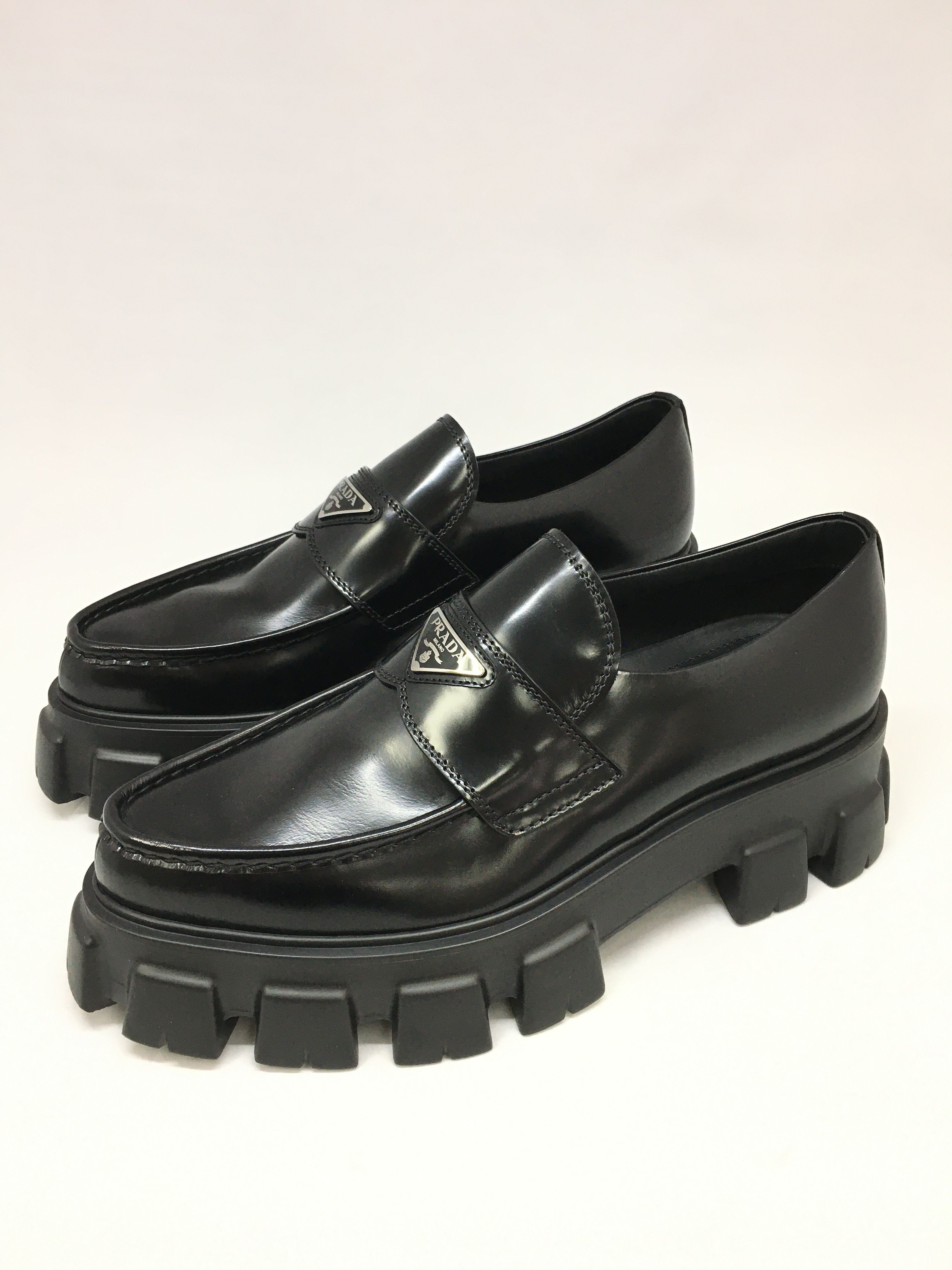 PRADA モノリス ブラッシュドレザー ポインテッドトゥローファー PRADA モノリス ブラッシュドレザー ポインテッドトゥローファー
