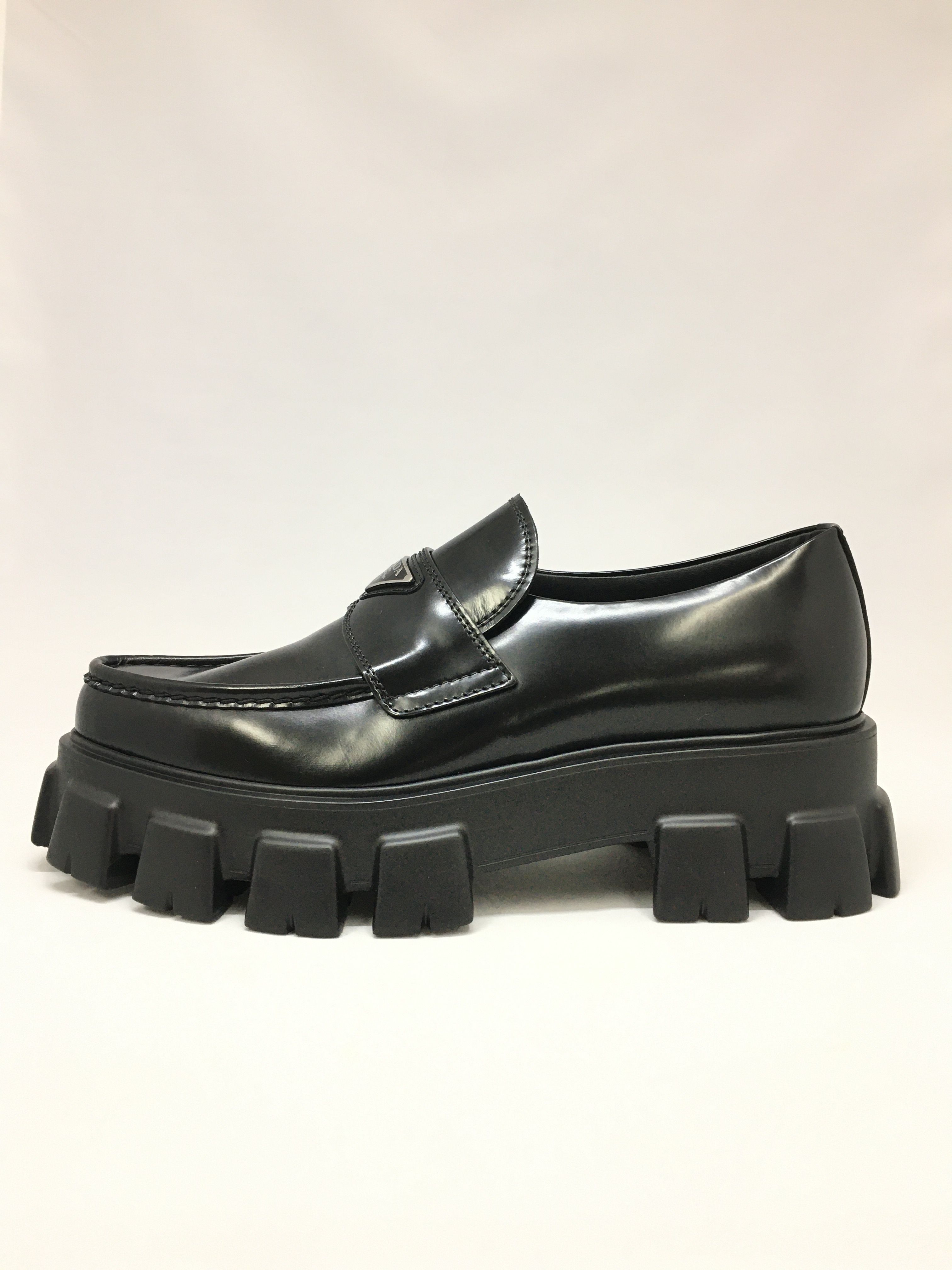 PRADA モノリス ブラッシュドレザー ポインテッドトゥローファー PRADA モノリス ブラッシュドレザー ポインテッドトゥローファー
