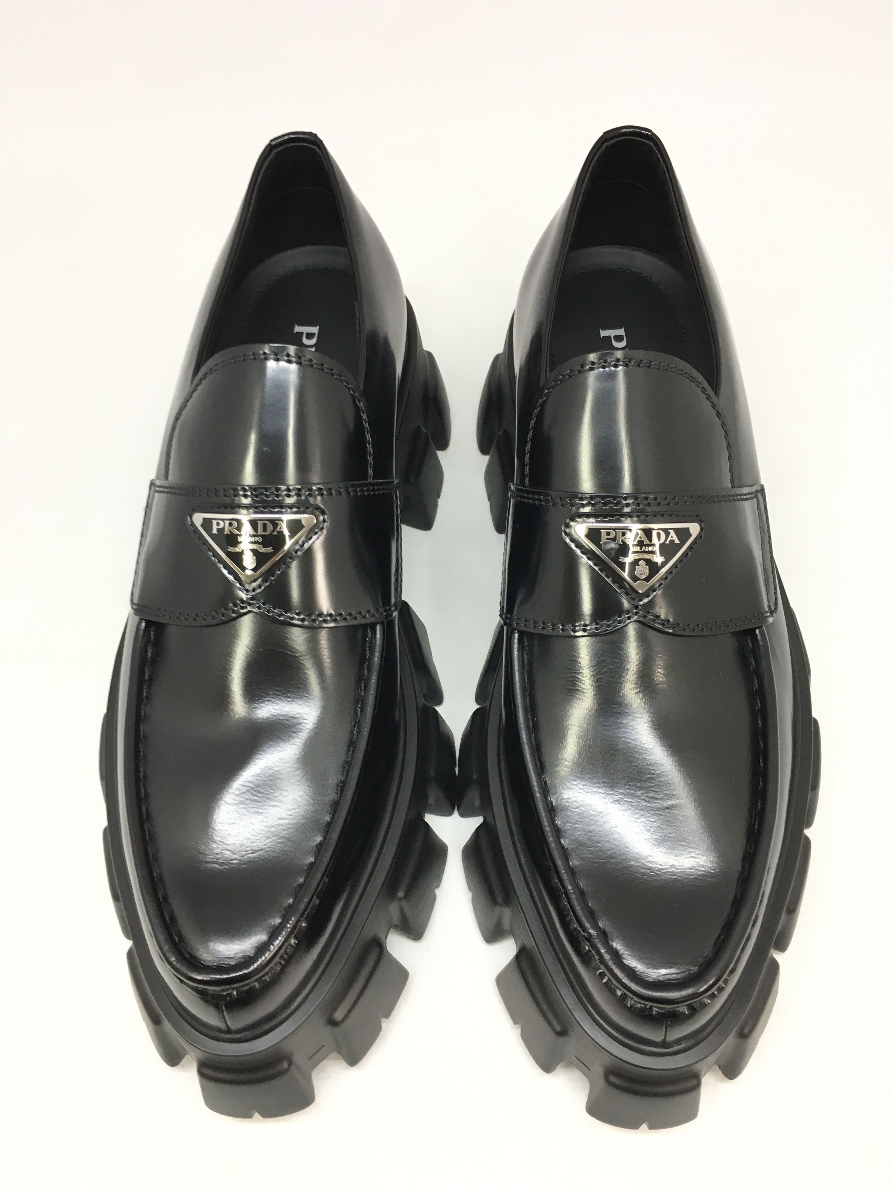 PRADA モノリス ブラッシュドレザー ポインテッドトゥローファー PRADA モノリス ブラッシュドレザー ポインテッドトゥローファー