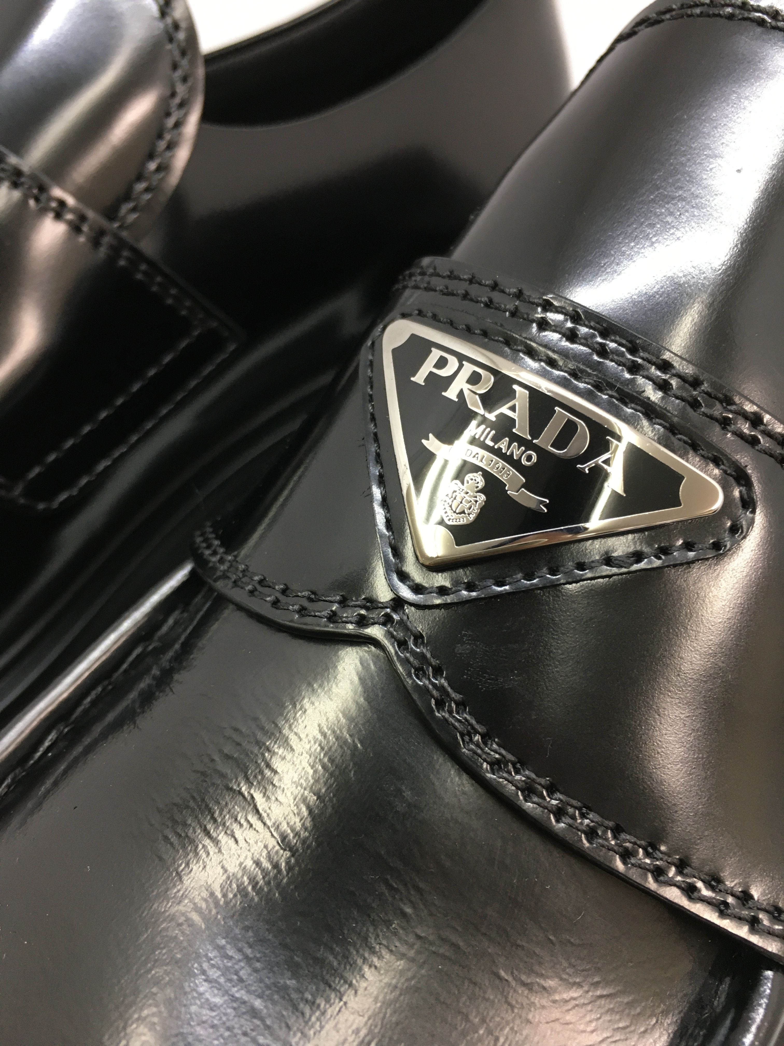 PRADA モノリス ブラッシュドレザー ポインテッドトゥローファー PRADA モノリス ブラッシュドレザー ポインテッドトゥローファー