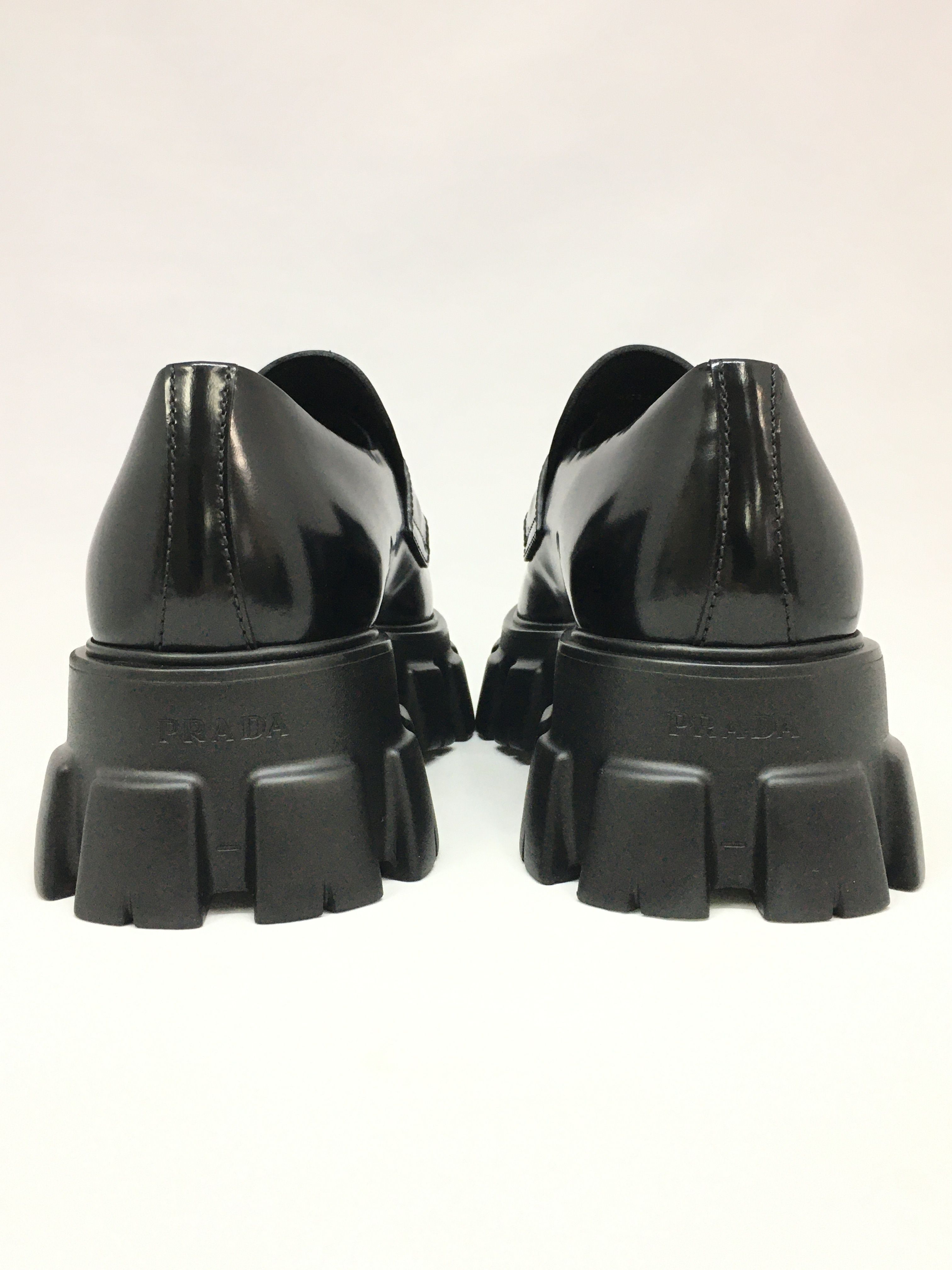 PRADA モノリス ブラッシュドレザー ポインテッドトゥローファー PRADA モノリス ブラッシュドレザー ポインテッドトゥローファー
