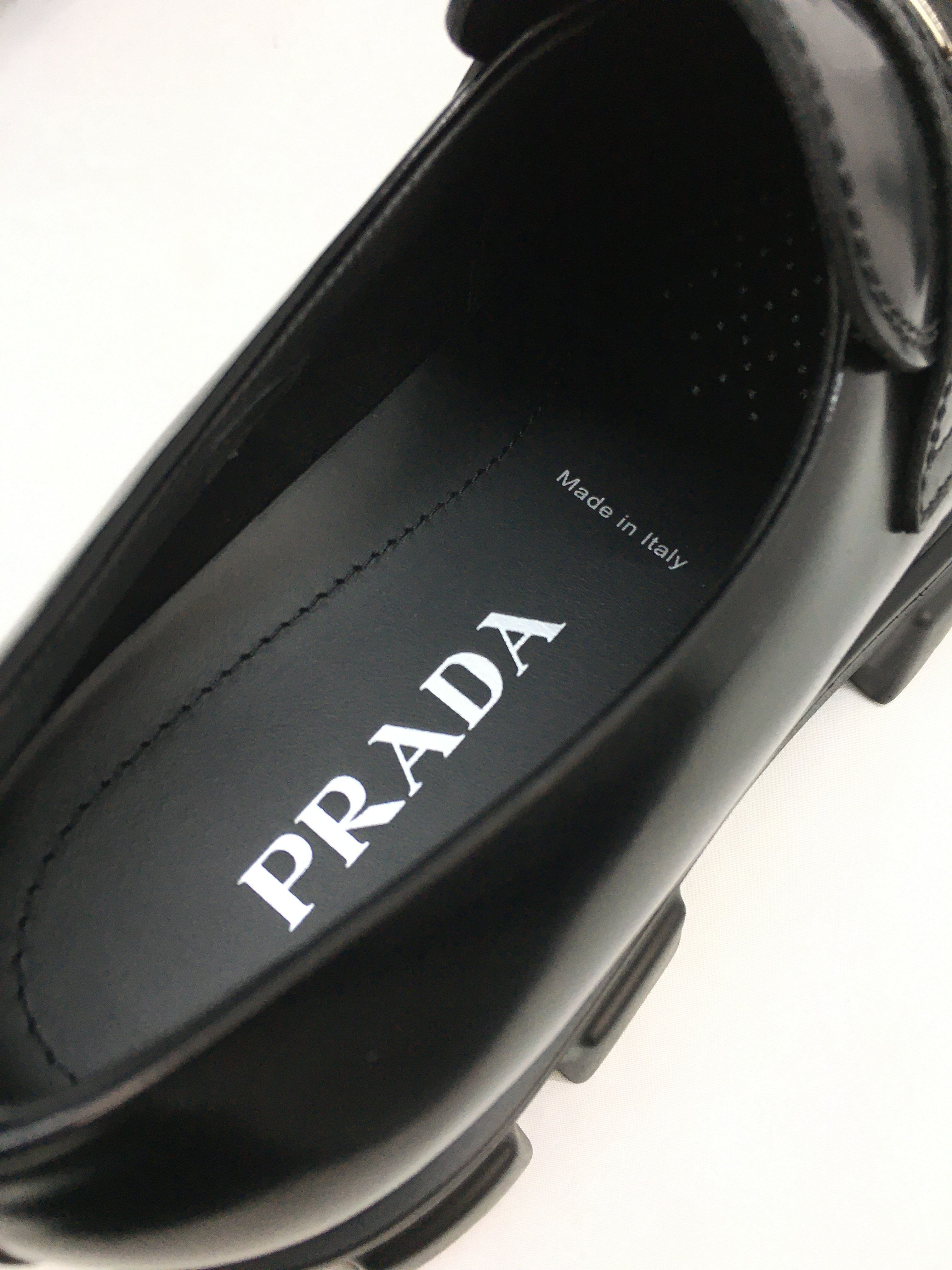 PRADA モノリス ブラッシュドレザー ポインテッドトゥローファー PRADA モノリス ブラッシュドレザー ポインテッドトゥローファー